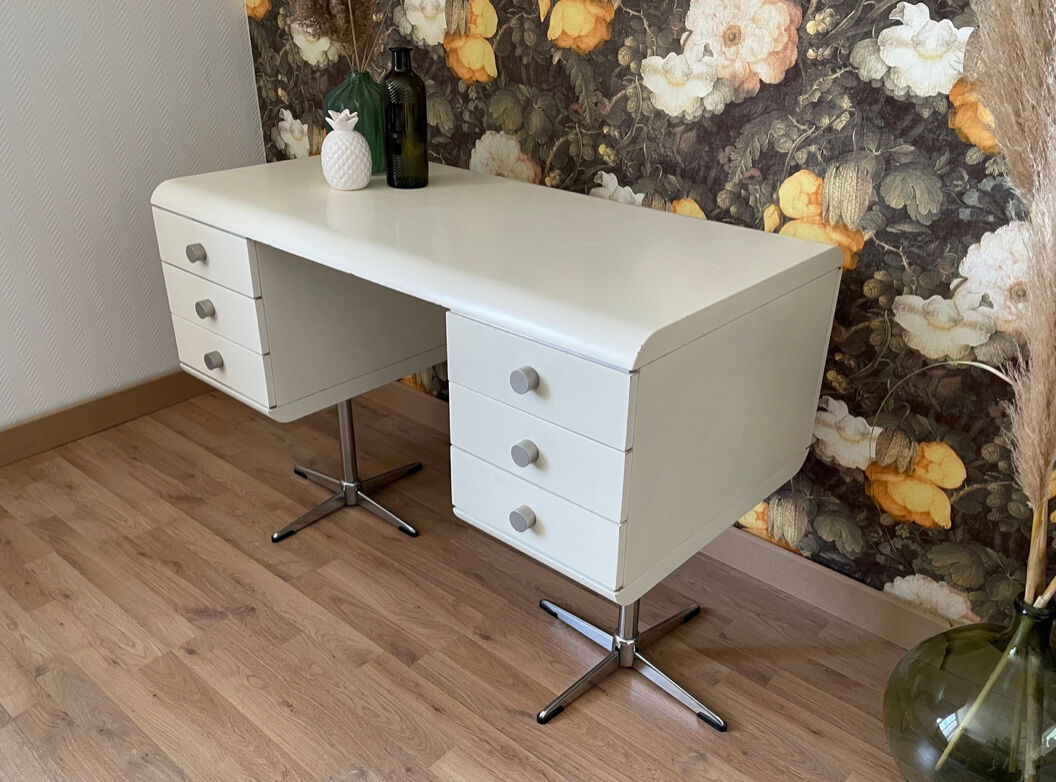 White laqué desk, year 70