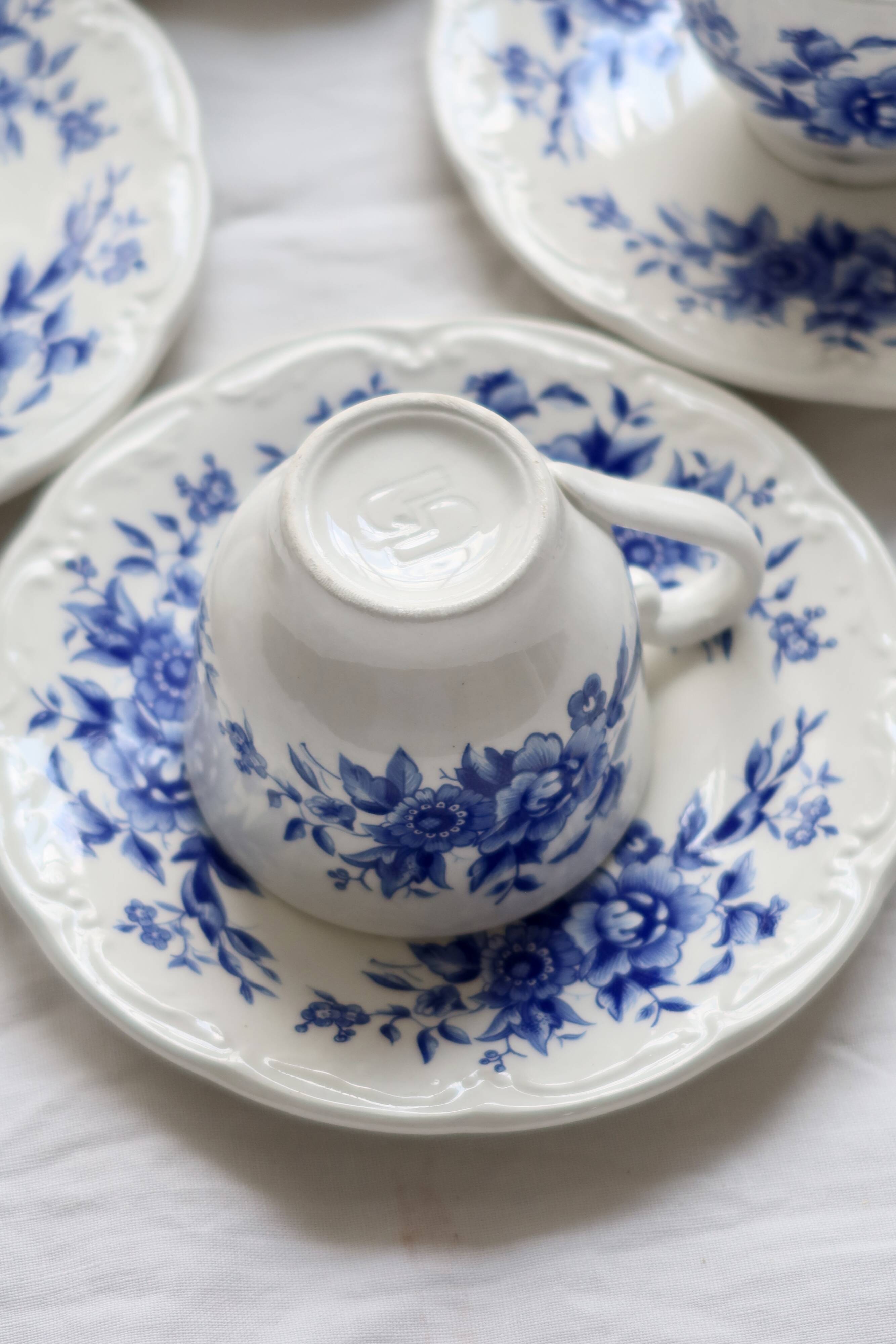 4 tasses anciennes en faïence Sarreguemines bleue et blanche - Soucoupes as