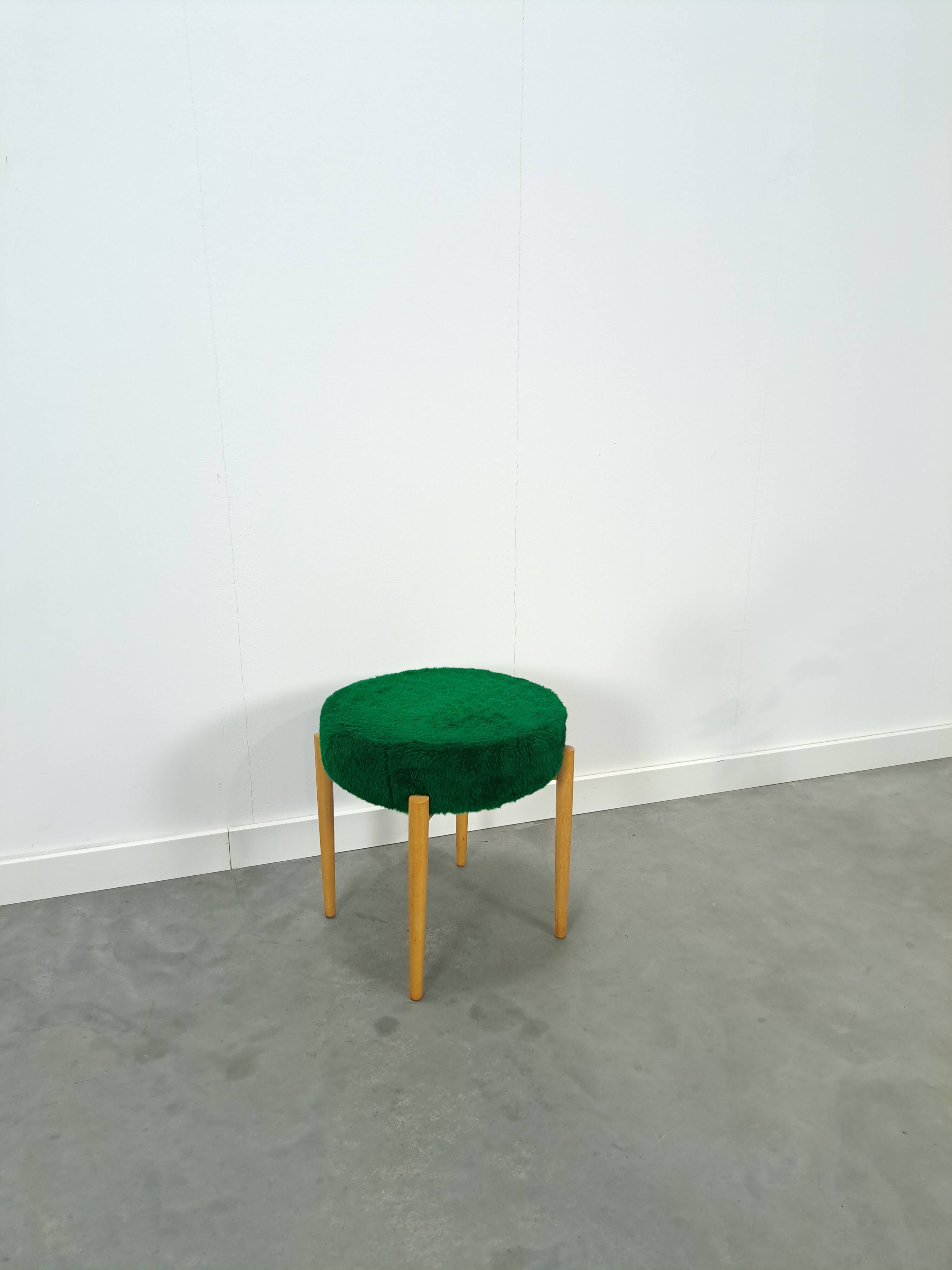 Houten vintage kruk met groen kussen