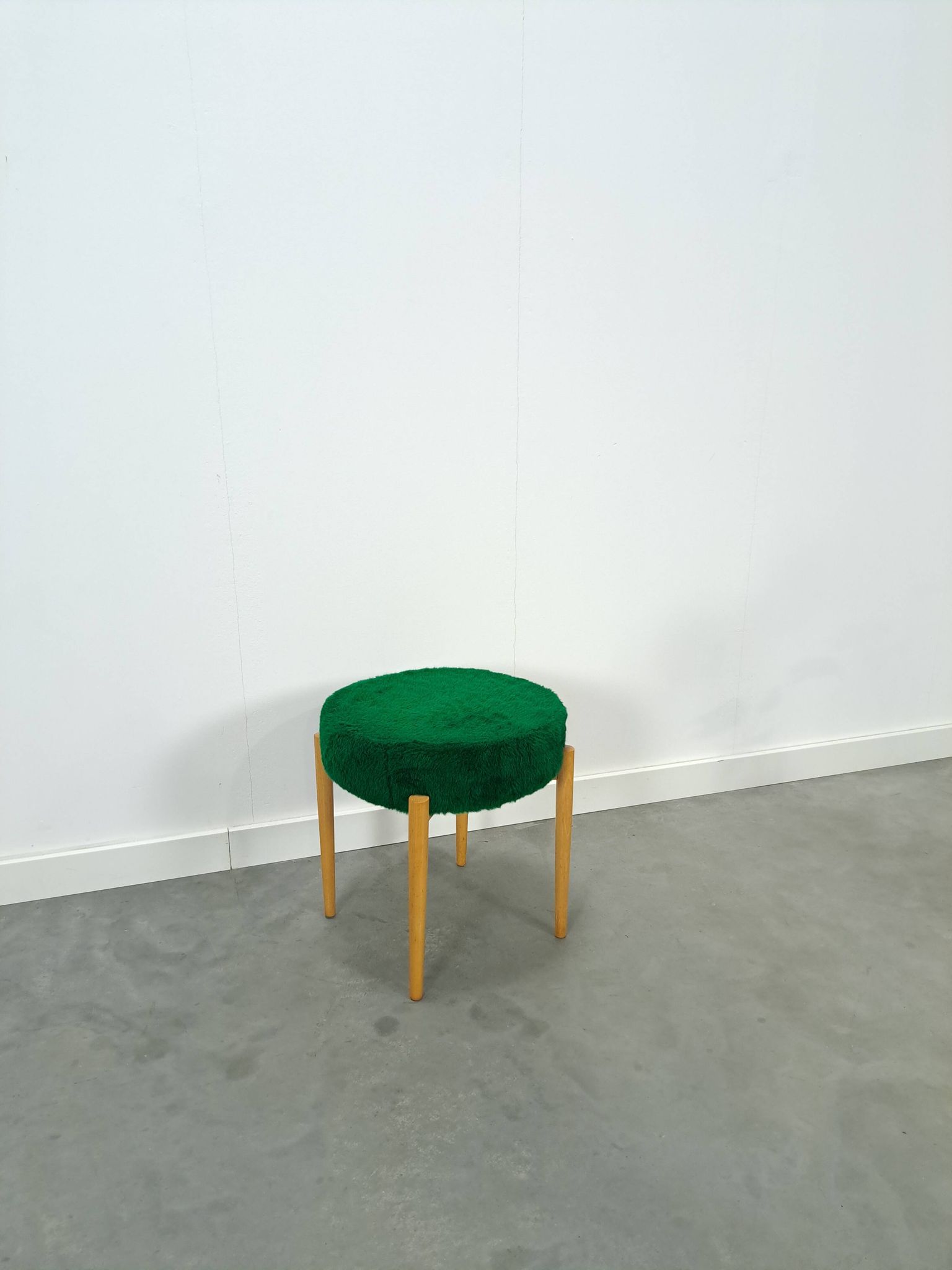 Houten vintage kruk met groen kussen