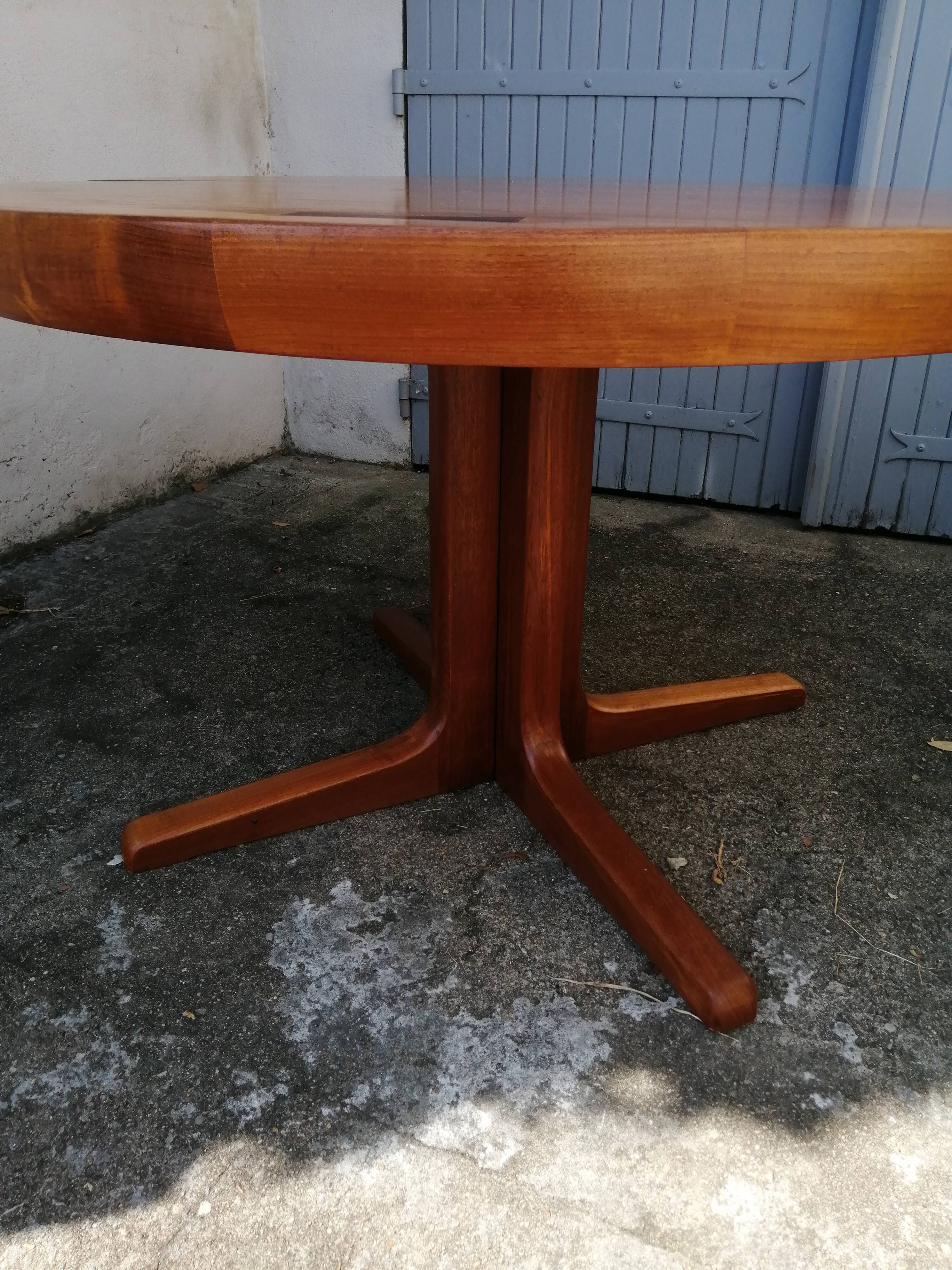 Danish teak dining table from the 1971s with extension cord