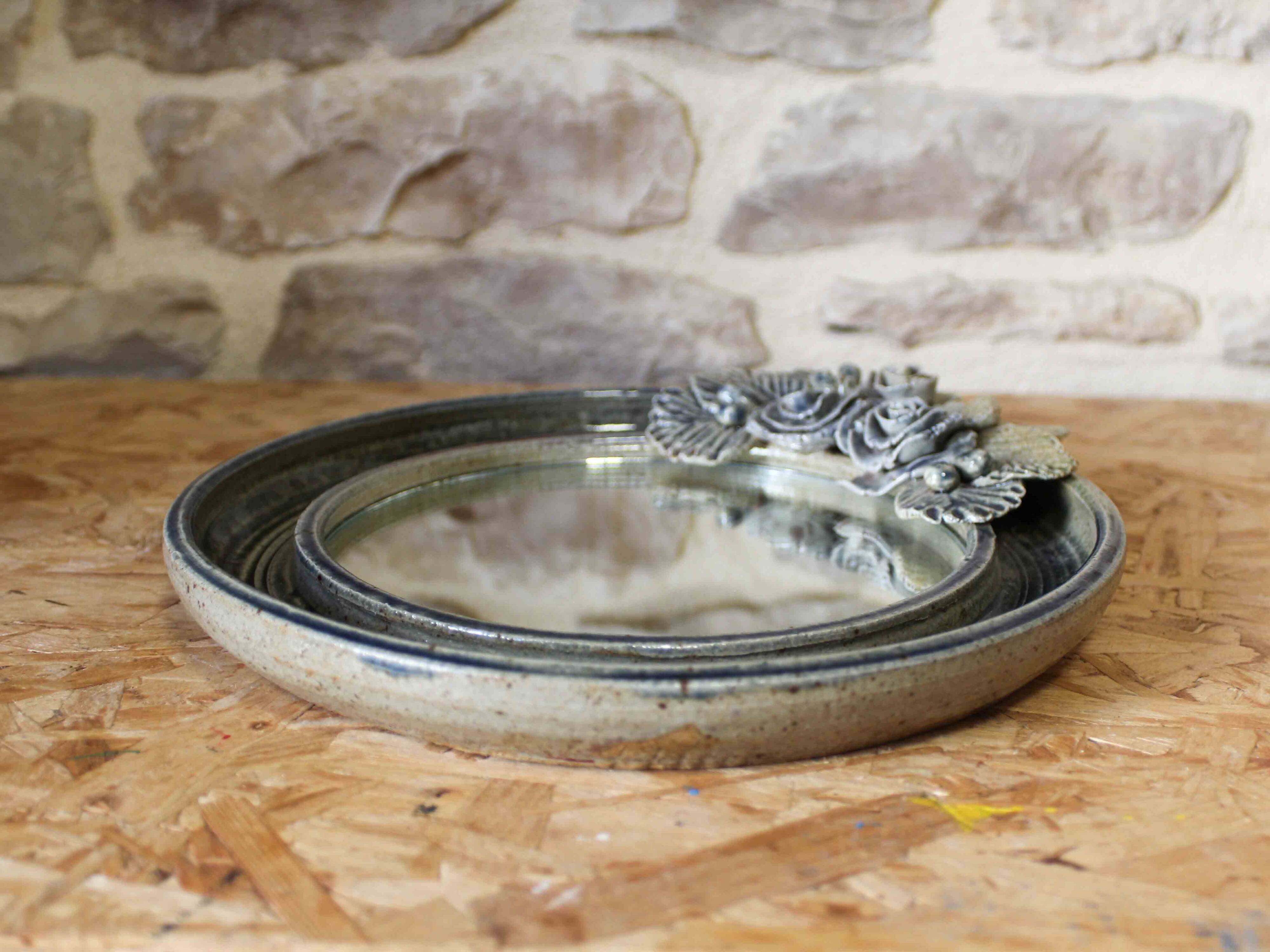 Round ceramic mirror with flower decoration by Catido