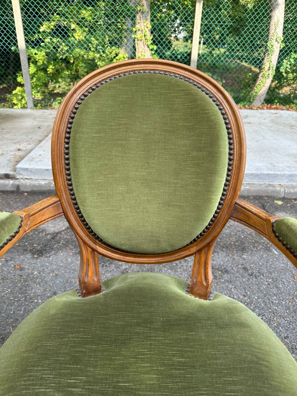 Set of 8 Louis XVI medallion chairs and armchairs in green velvet, 1950.