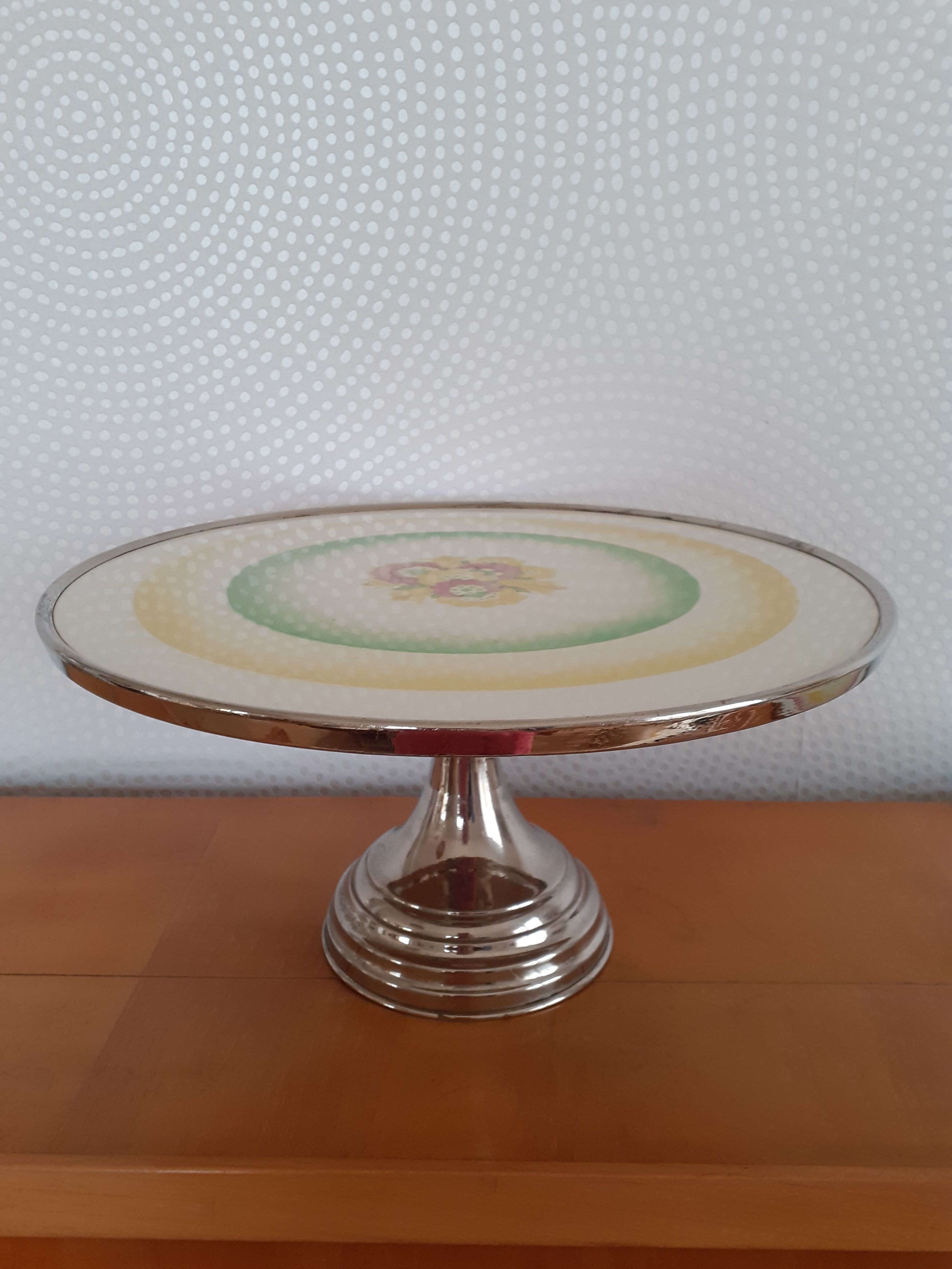 Duo of vintage cake dishes
