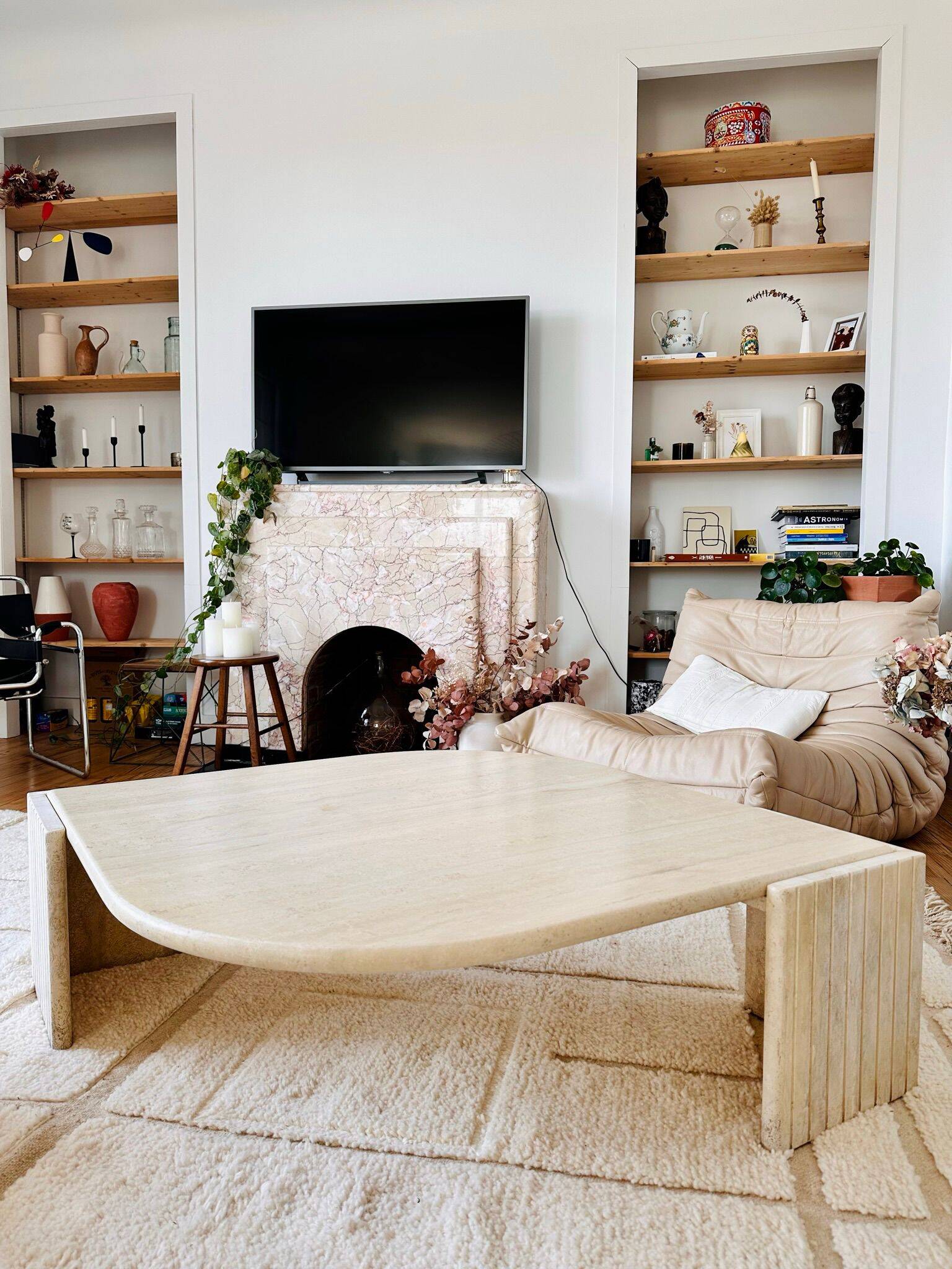 Table basse en travertin "Œil" Roche Bobois