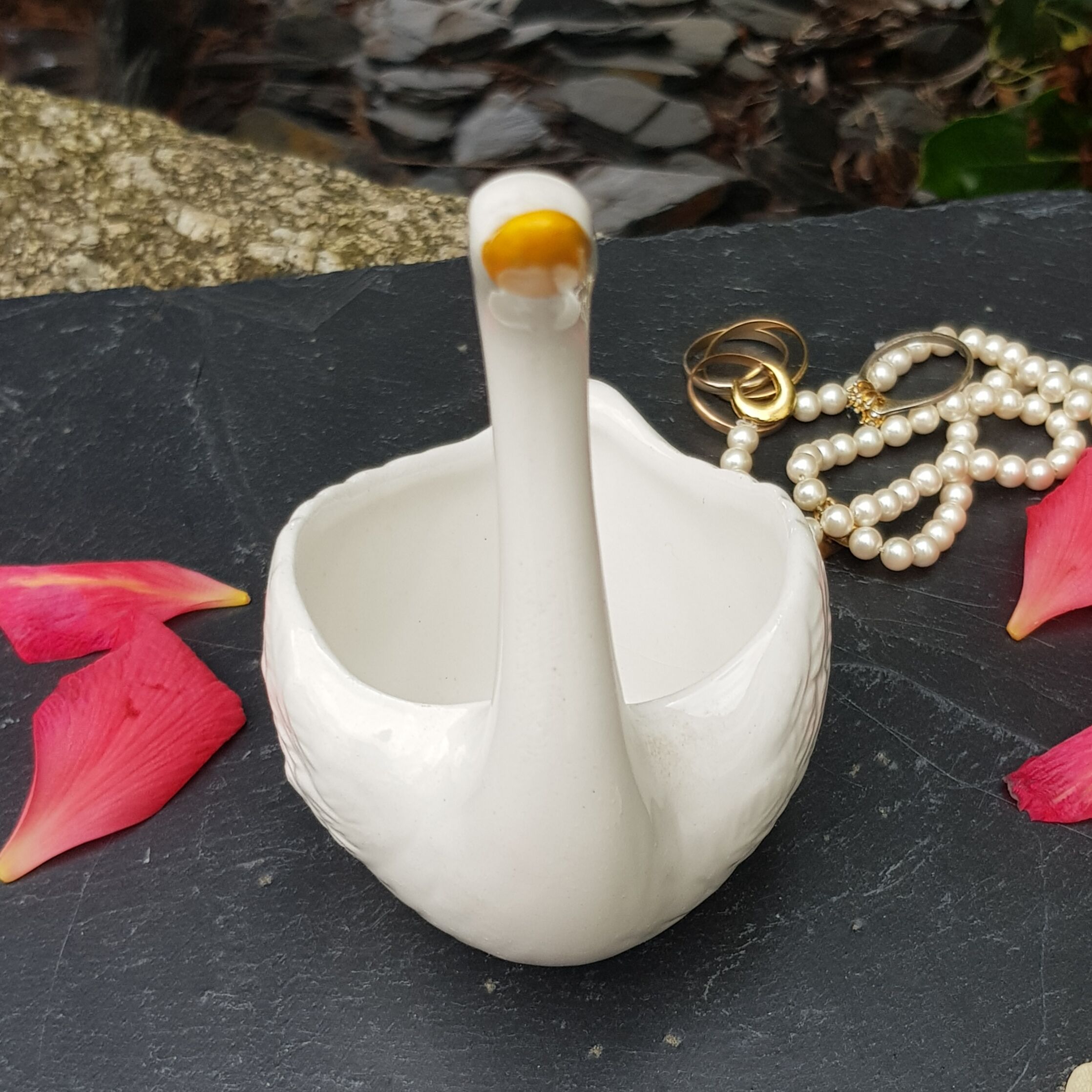 Ceramic ring holder swan