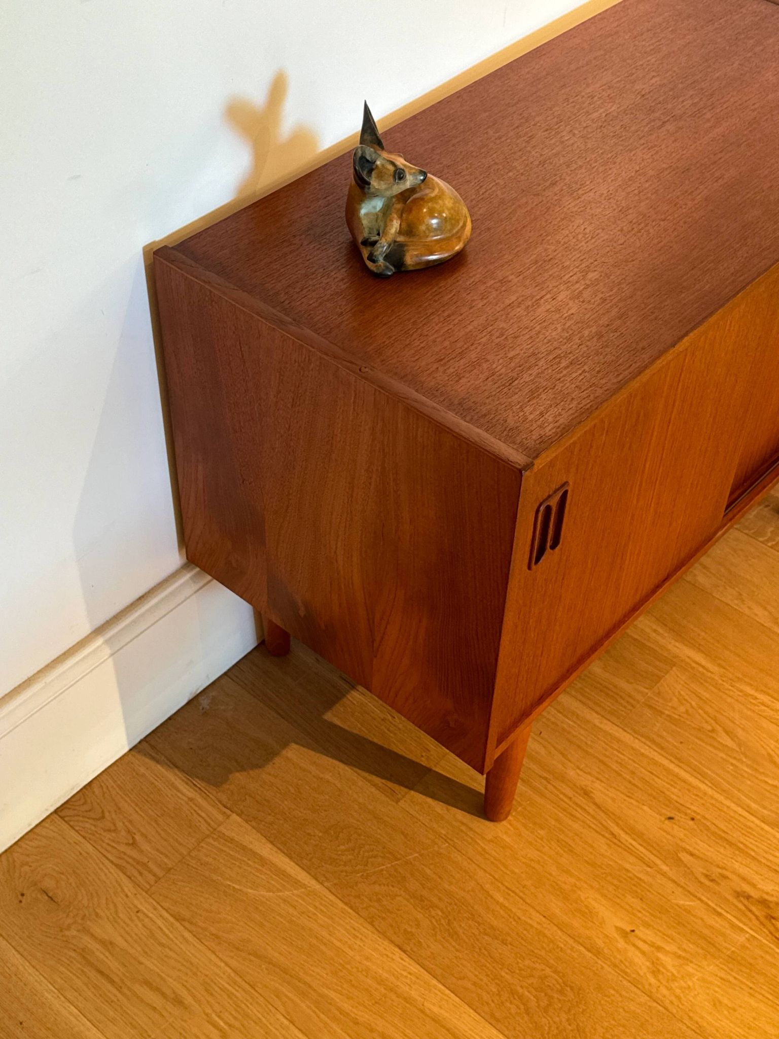 Petit buffet scandinave vintage en teck "Lauge"