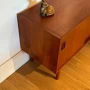 Petit buffet scandinave vintage en teck "Lauge"