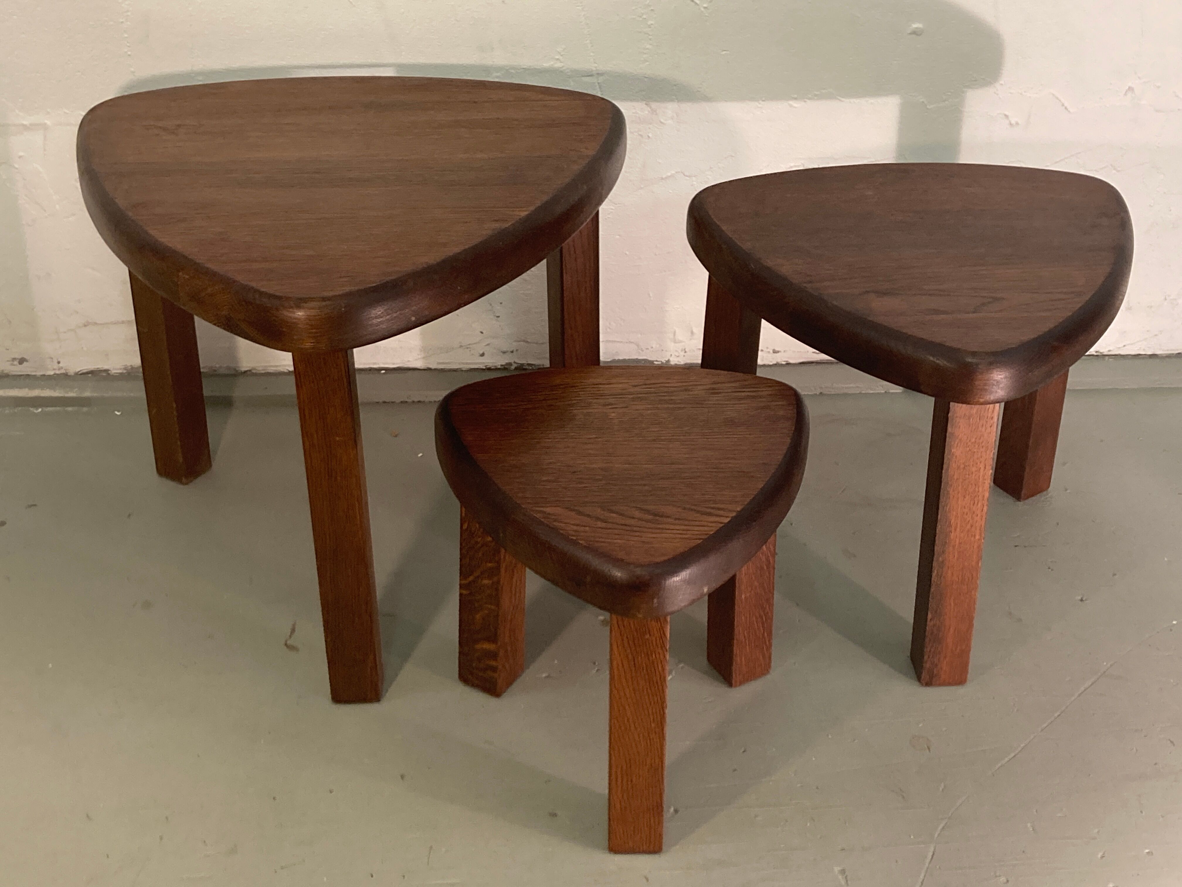 Chêne brutaliste organique incurvé ovale côté ou tables gigognes, néerlandais vers 1960
