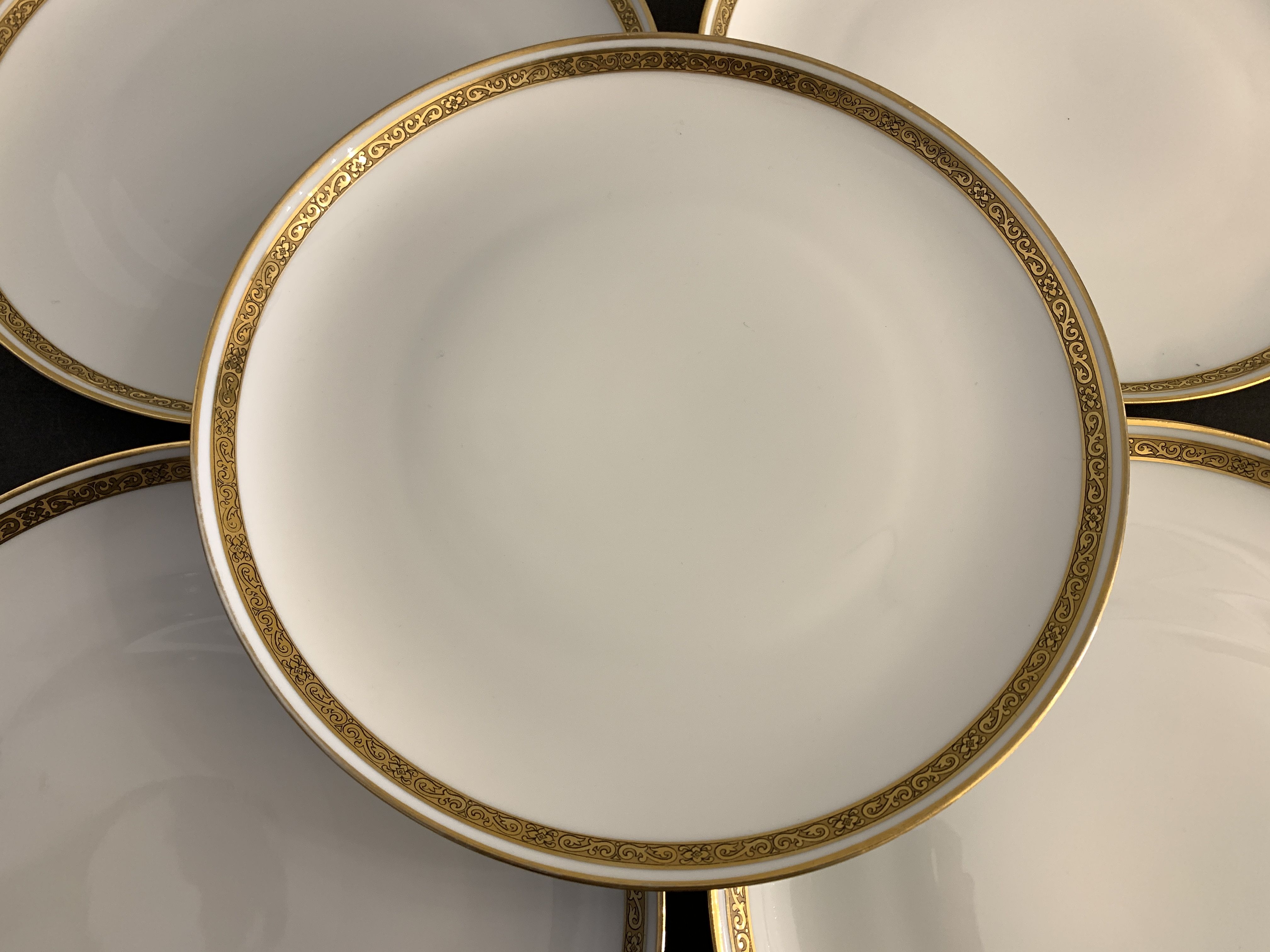 8 flat porcelain plates from Limoges Bernardaud, gilded Greek decoration, twentieth century