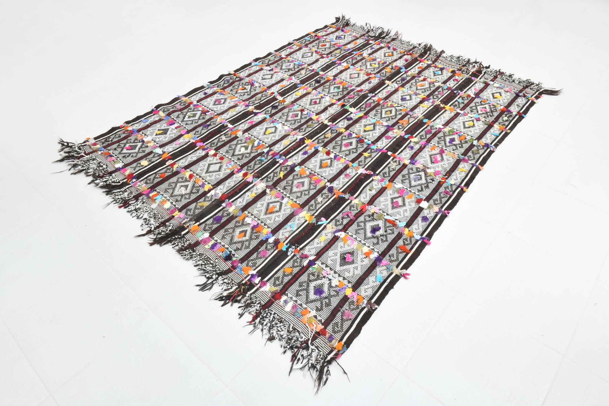 Tapis kilim turc blanc et noir