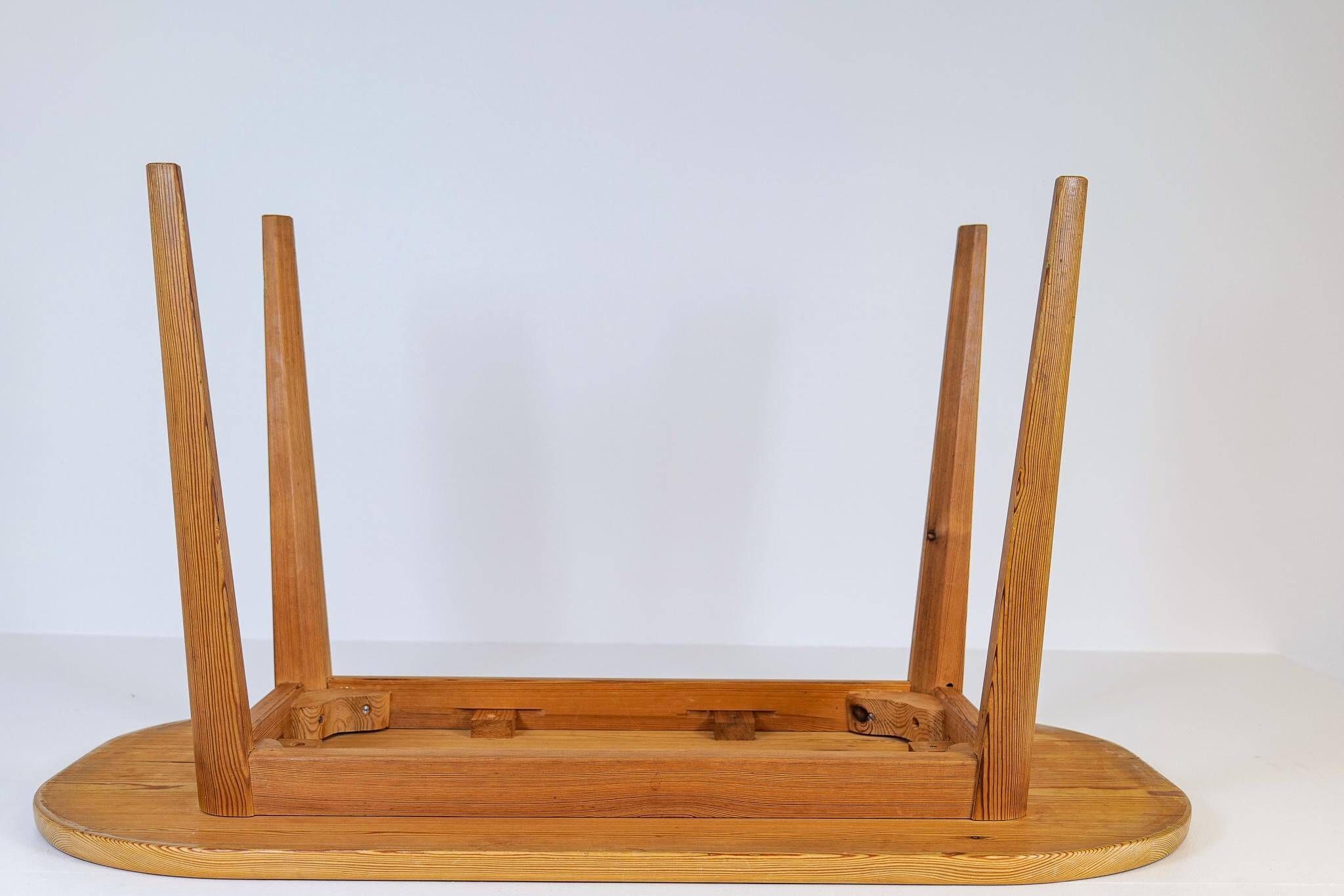 Table basse en pin du milieu du siècle par Carl Malmsten, Suède, années 1940
