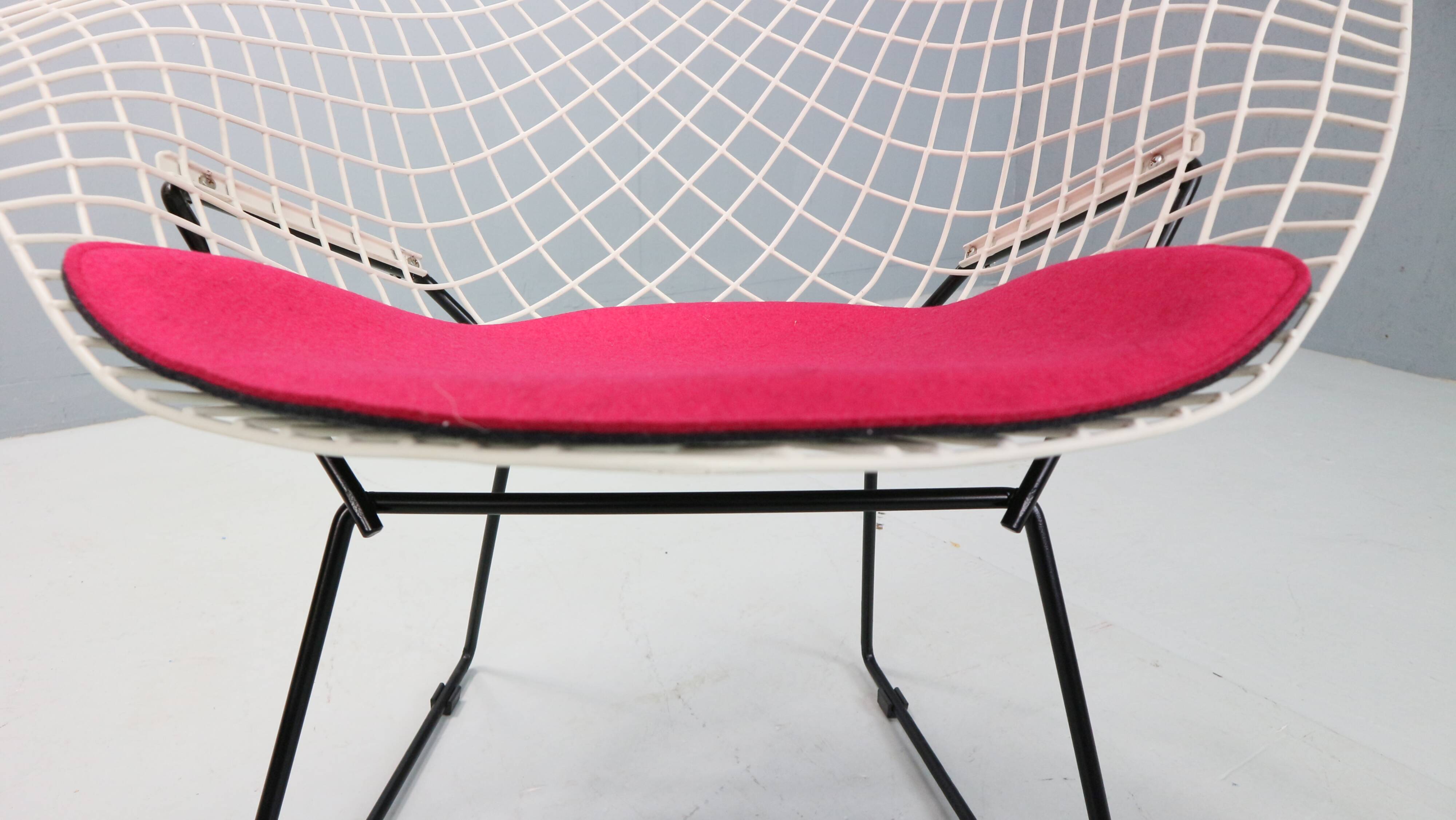 Diamond chair by Harry Bertoia in white & black metal and new seating 1960s