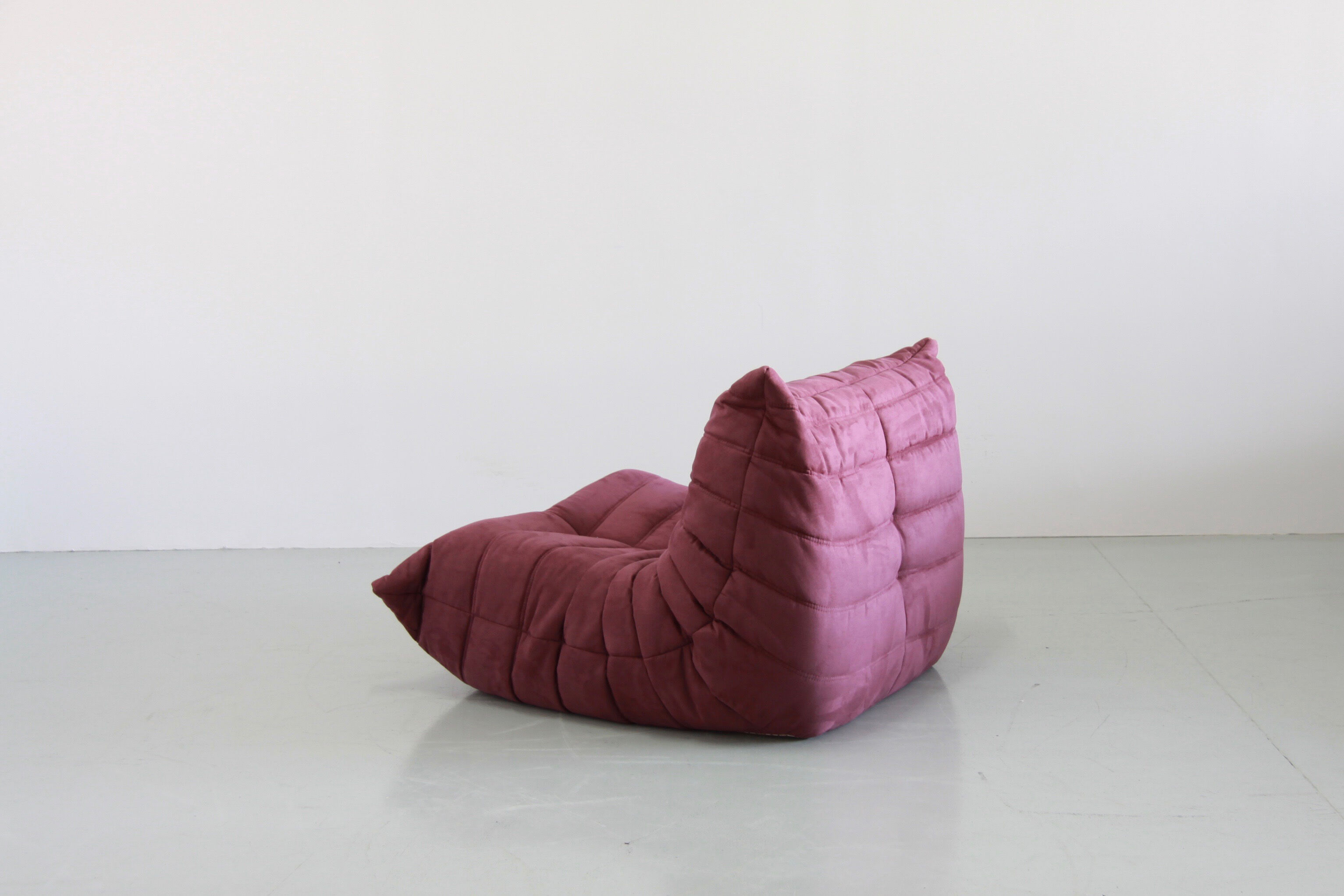 Driver "Togo" microfiber rose designed by Michel Ducaroy 1973