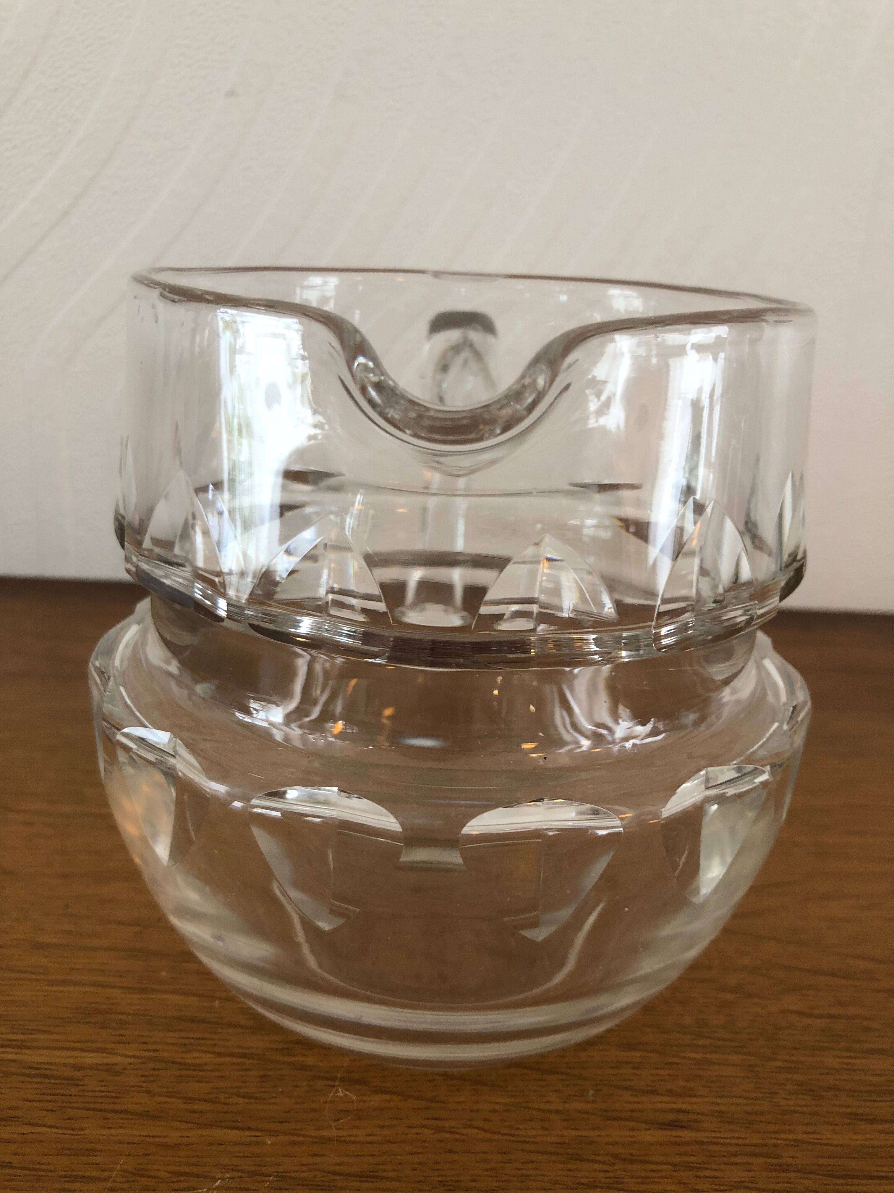 Cruche en verre taillé avec anse