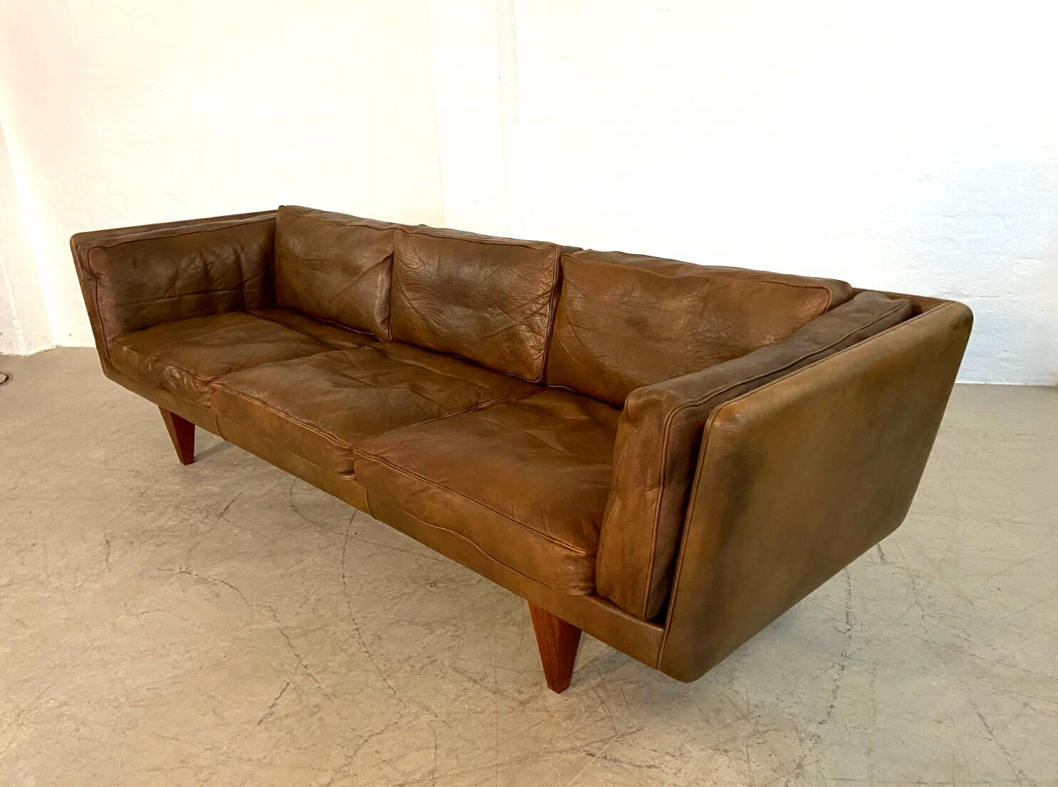 V11 sofa by Illum Wikkelsø for Holger Christiansen, 1960s