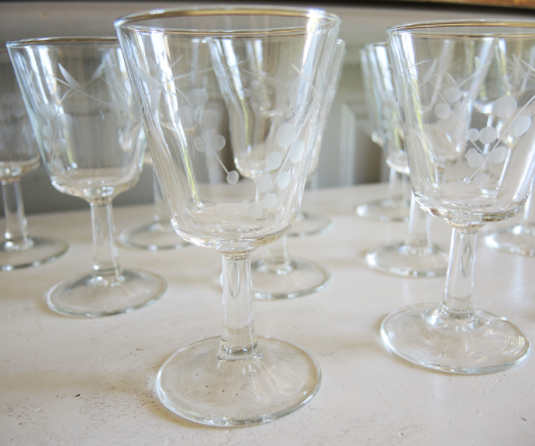Service of 33 glasses on foot & carafe