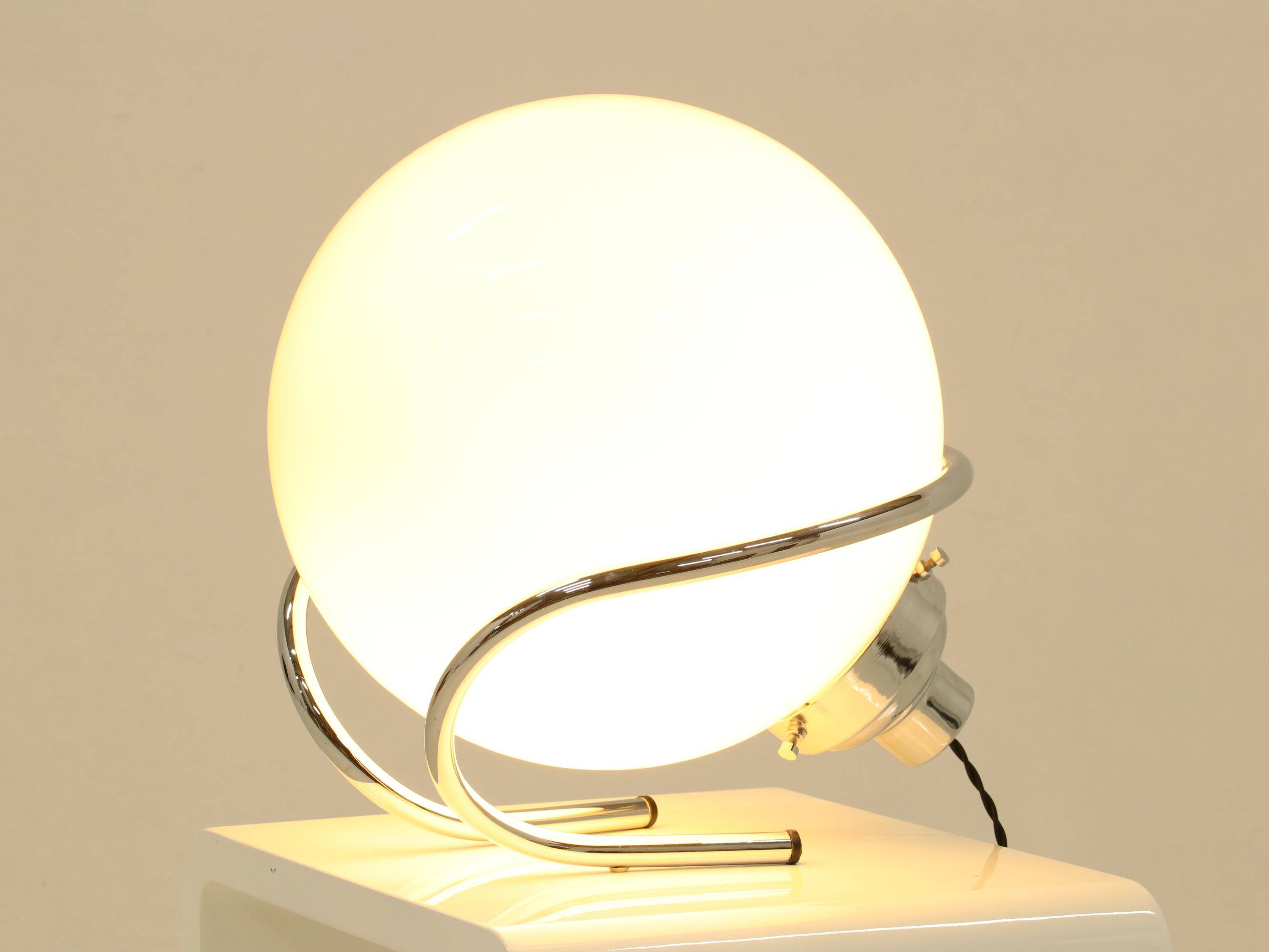 Lampe de table globe en chrome et verre blanc, Italie, années 1970
