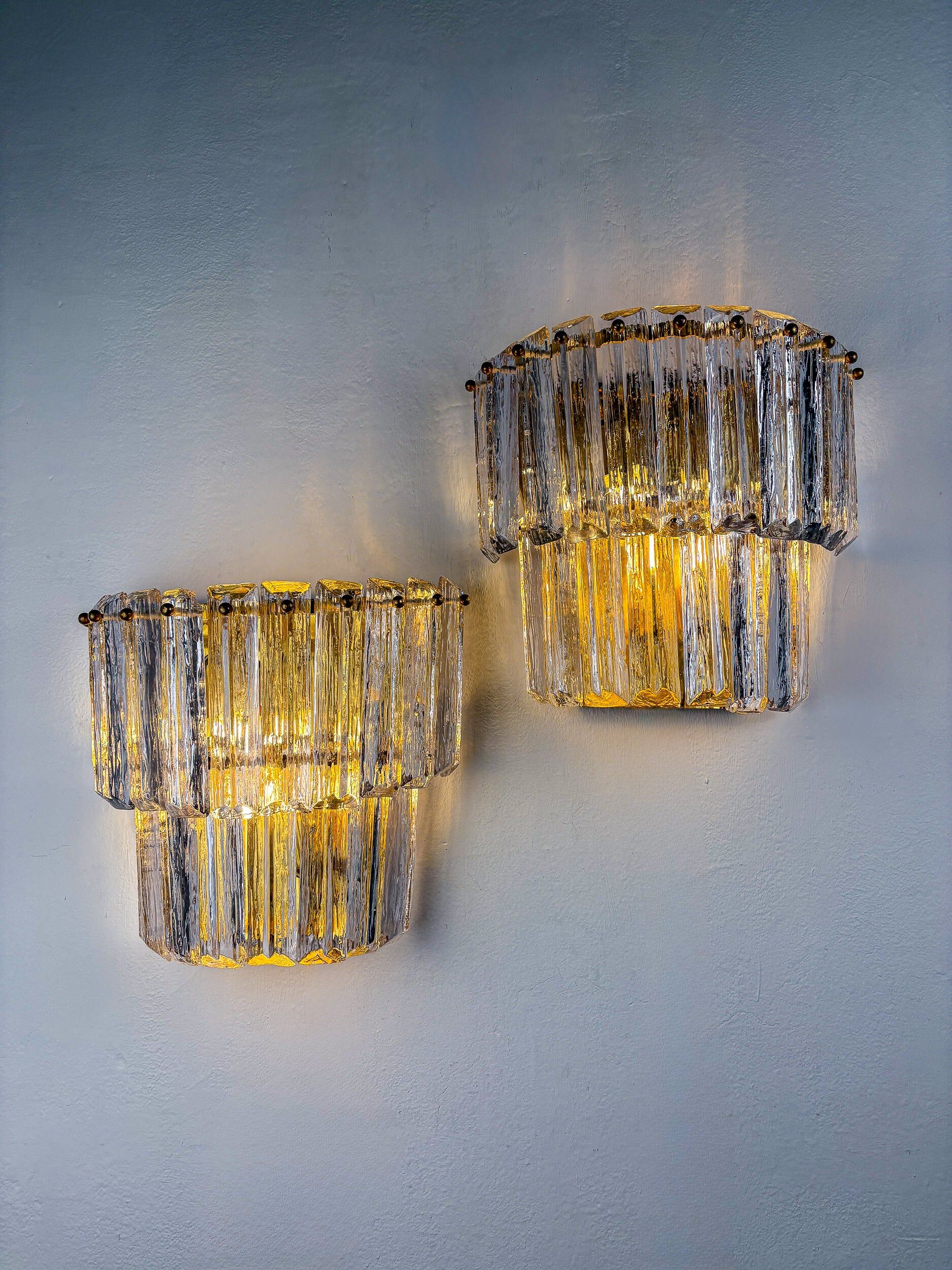Paire de appliques murales en verre de Murano givré à deux niveaux, Italie, années 1970.