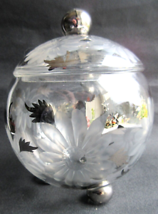 Bonbonnière en verre ciselée de marguerites, boule sur 3 pieds, peinture argent