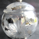 Bonbonnière en verre ciselée de marguerites, boule sur 3 pieds, peinture argent