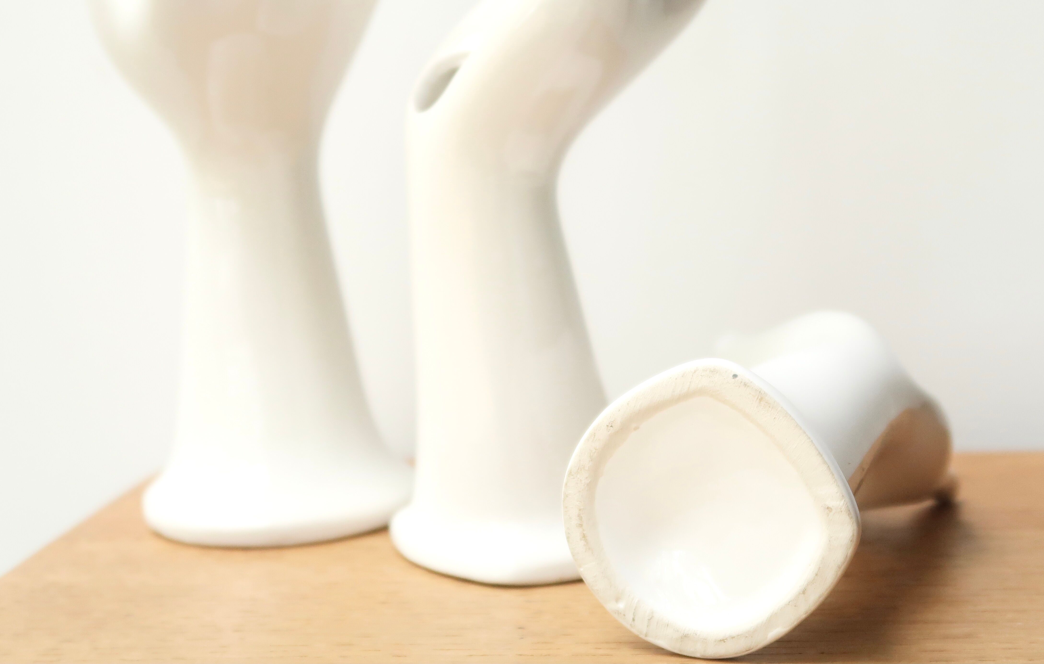 Set of 3 hands in white porcelain, 70s ring