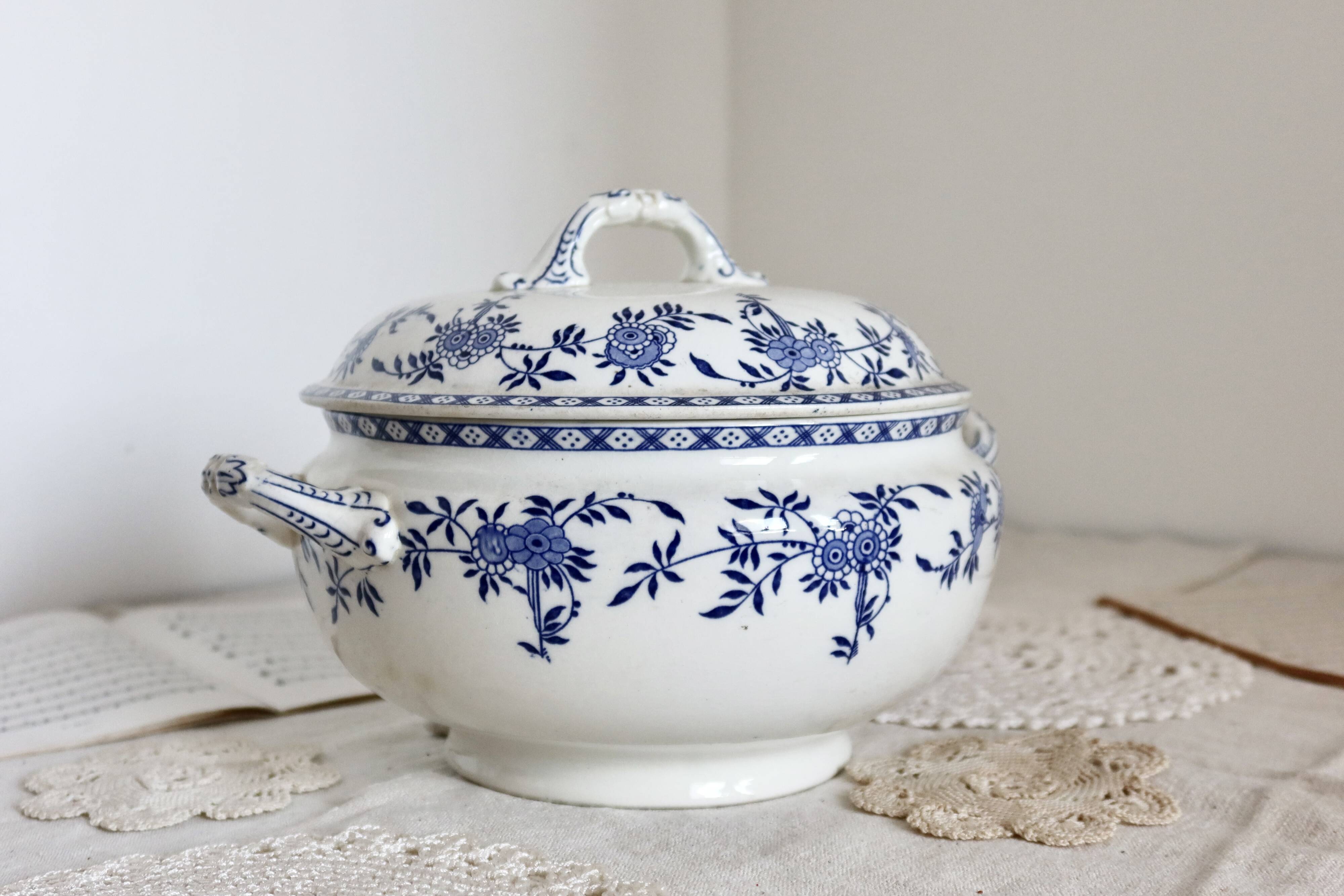 Antique soup tureen - Rare Dresden porcelain
