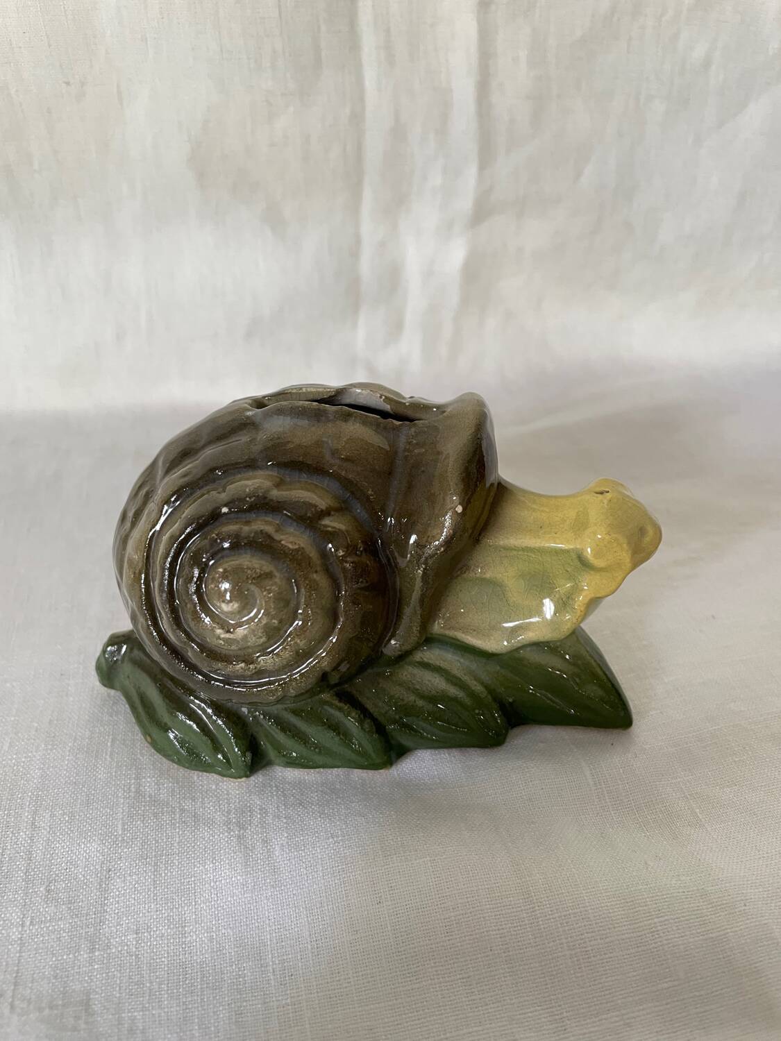 Ancienne tirelire escargot en barbotine