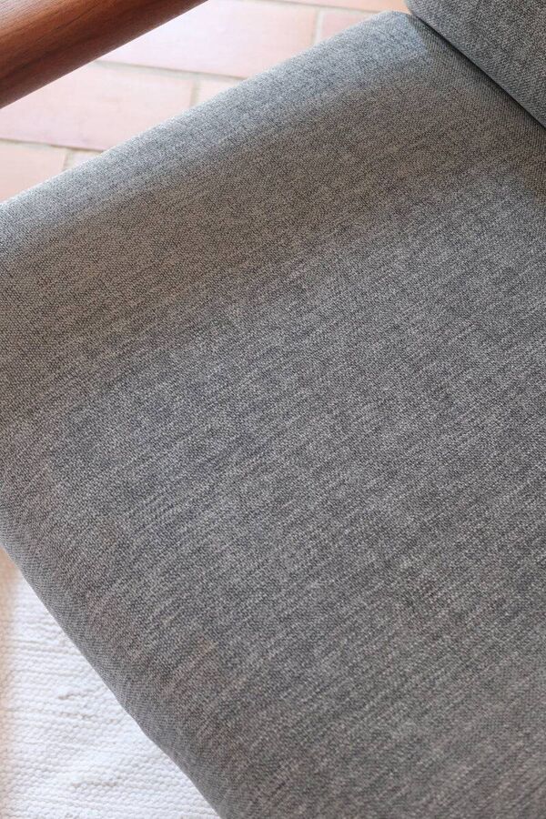 Fauteuil scandinave en teck Komfor, tissu bleu gris, années 60, piètement luge (2 dispos)