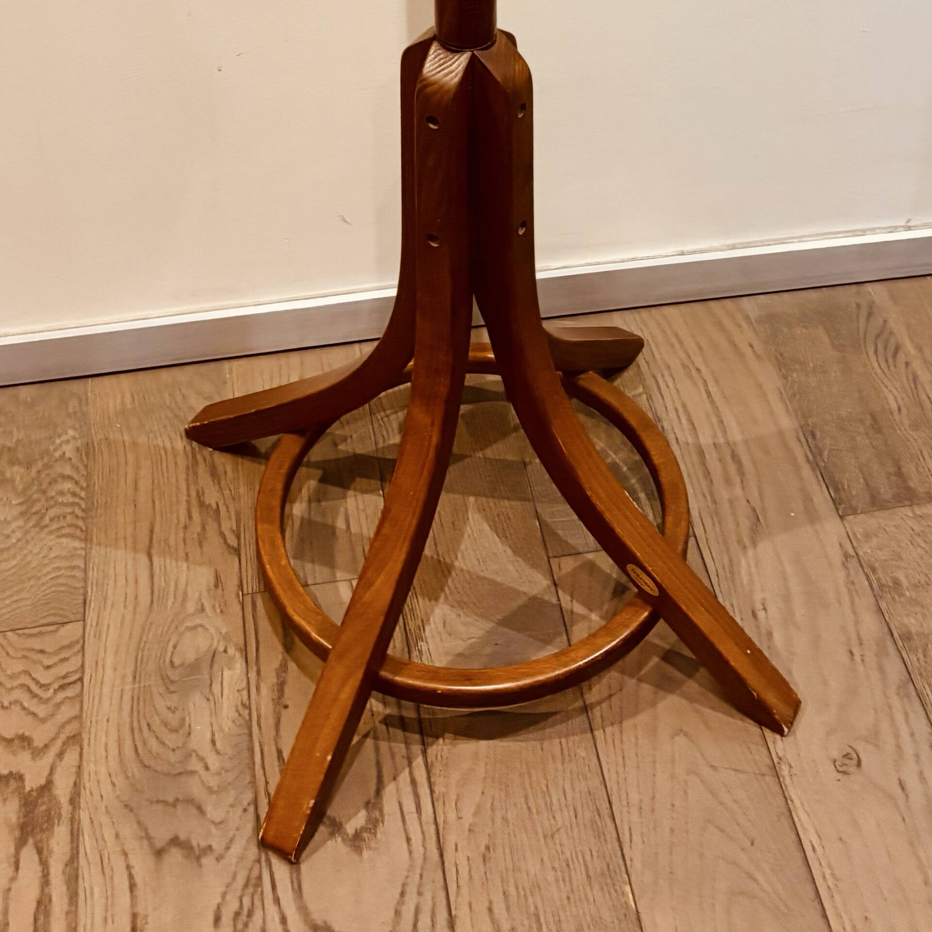 Baumann parrot coat rack