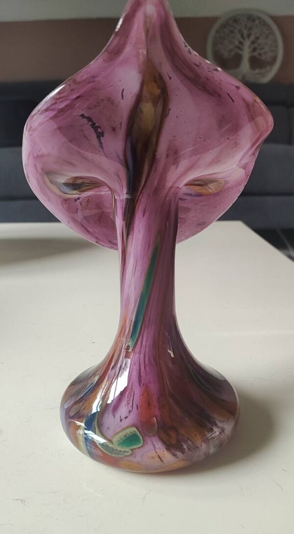 Vase Volubilis en verre d Art Murano. Moucheté fond rose. Haut 21 cm