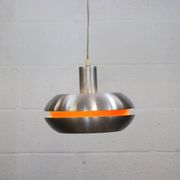 Ancienne lampe de design danois de l'ère spatiale en aluminium avec intérieur orange.