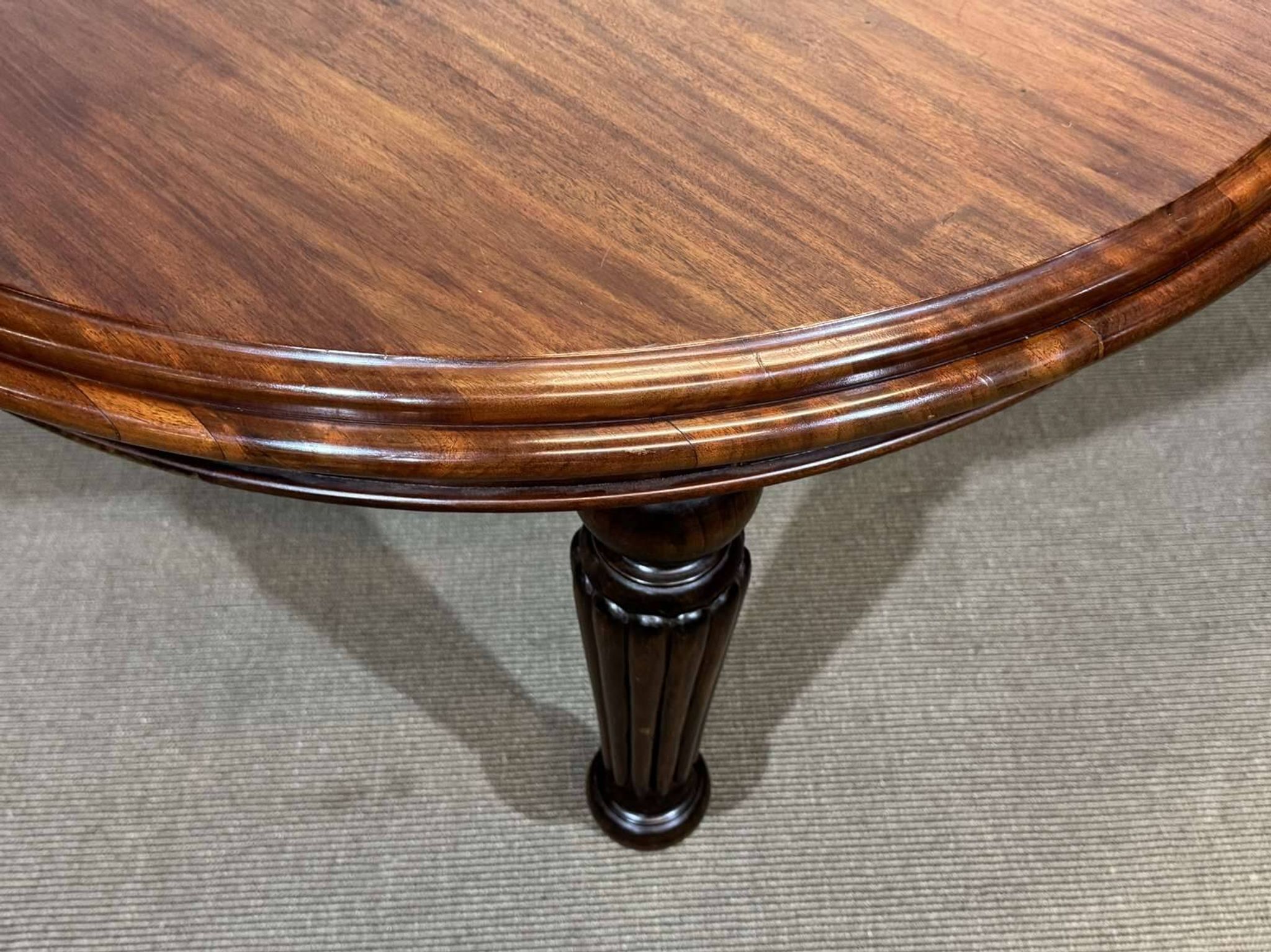 Table ovale style Victorienne en acajou avec 1 allonge