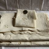 Nappe rectangulaire et serviettes brodées à la main
