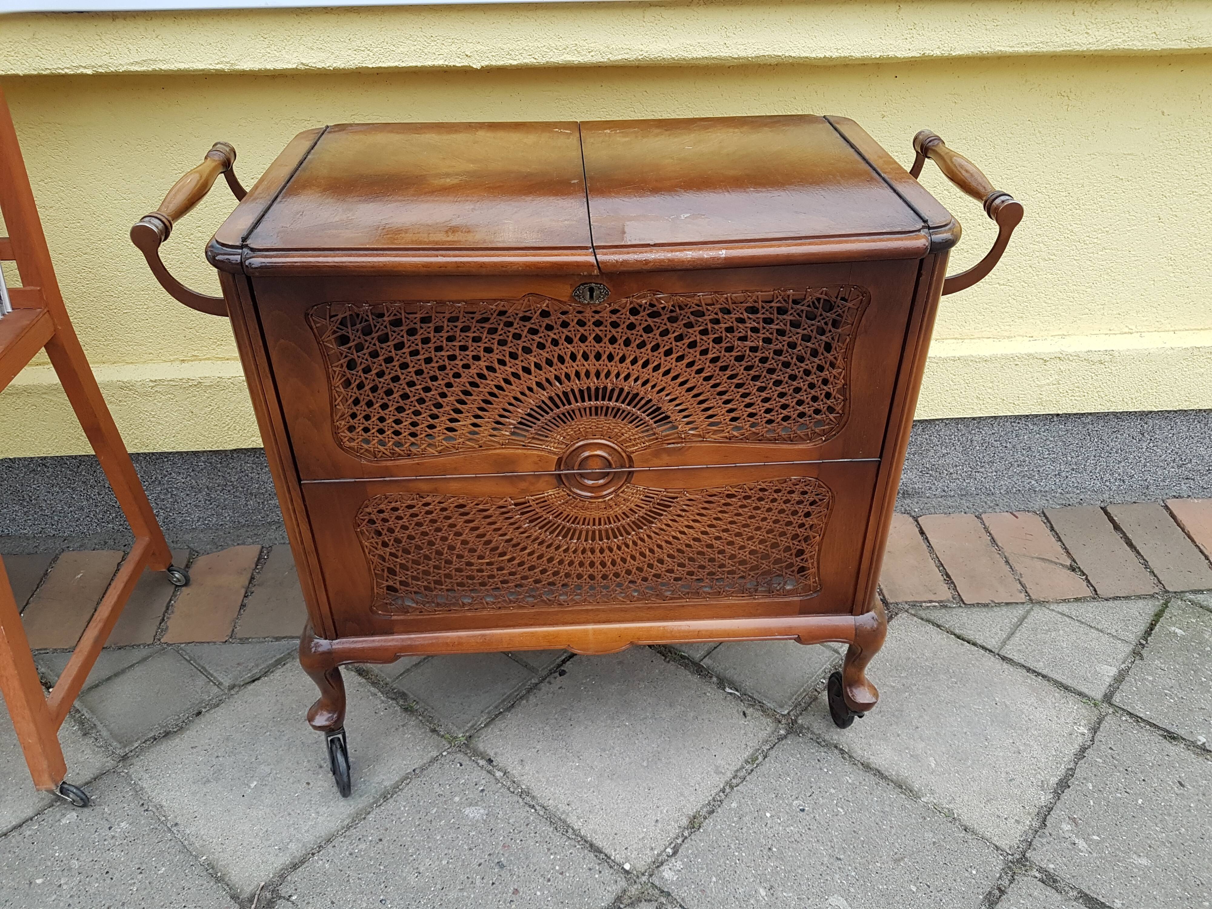 a beautiful house bar from around 1950, 80 x 50 x 70 cm in size and in very good condition