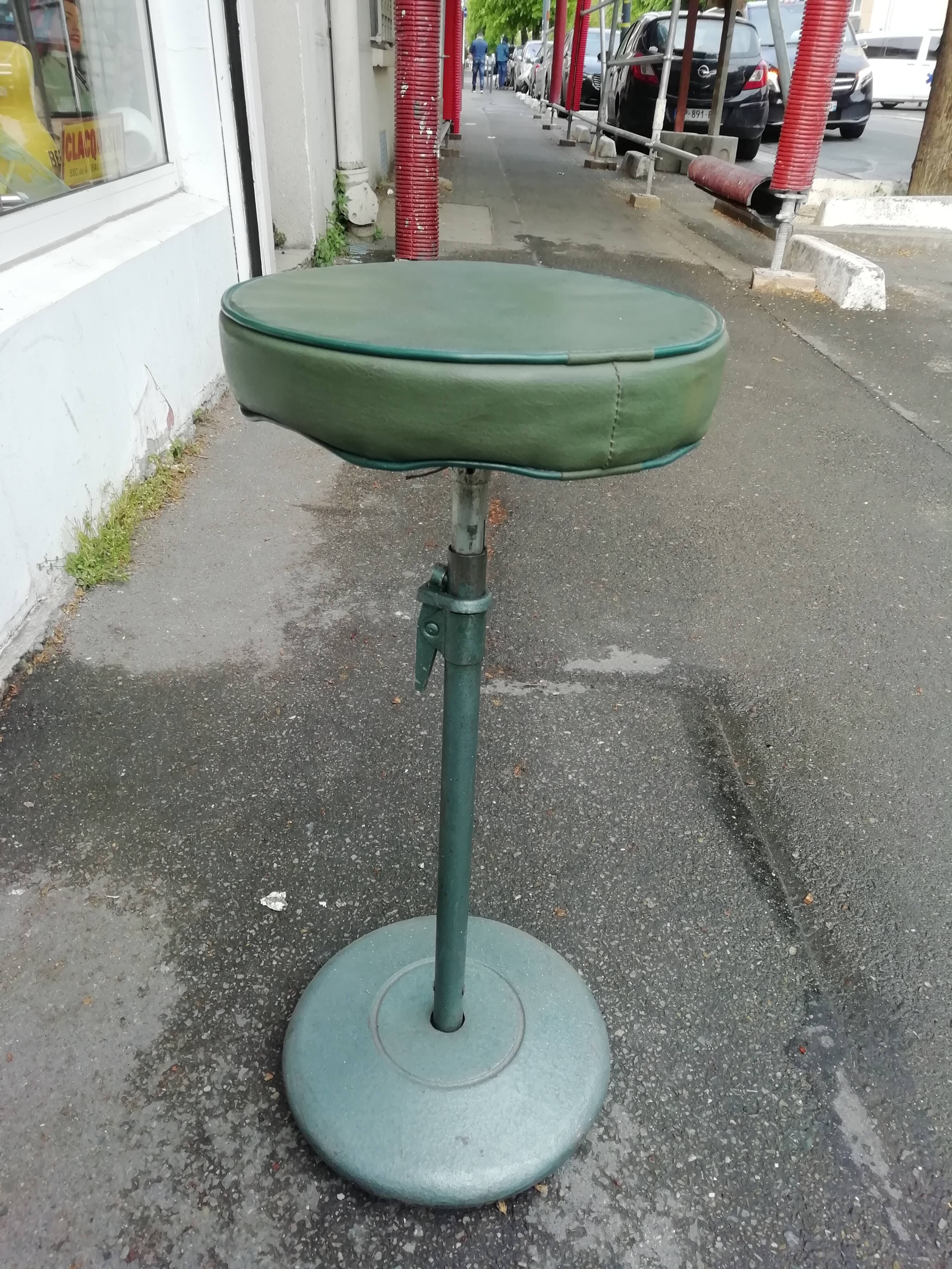 Industrial workstation stool