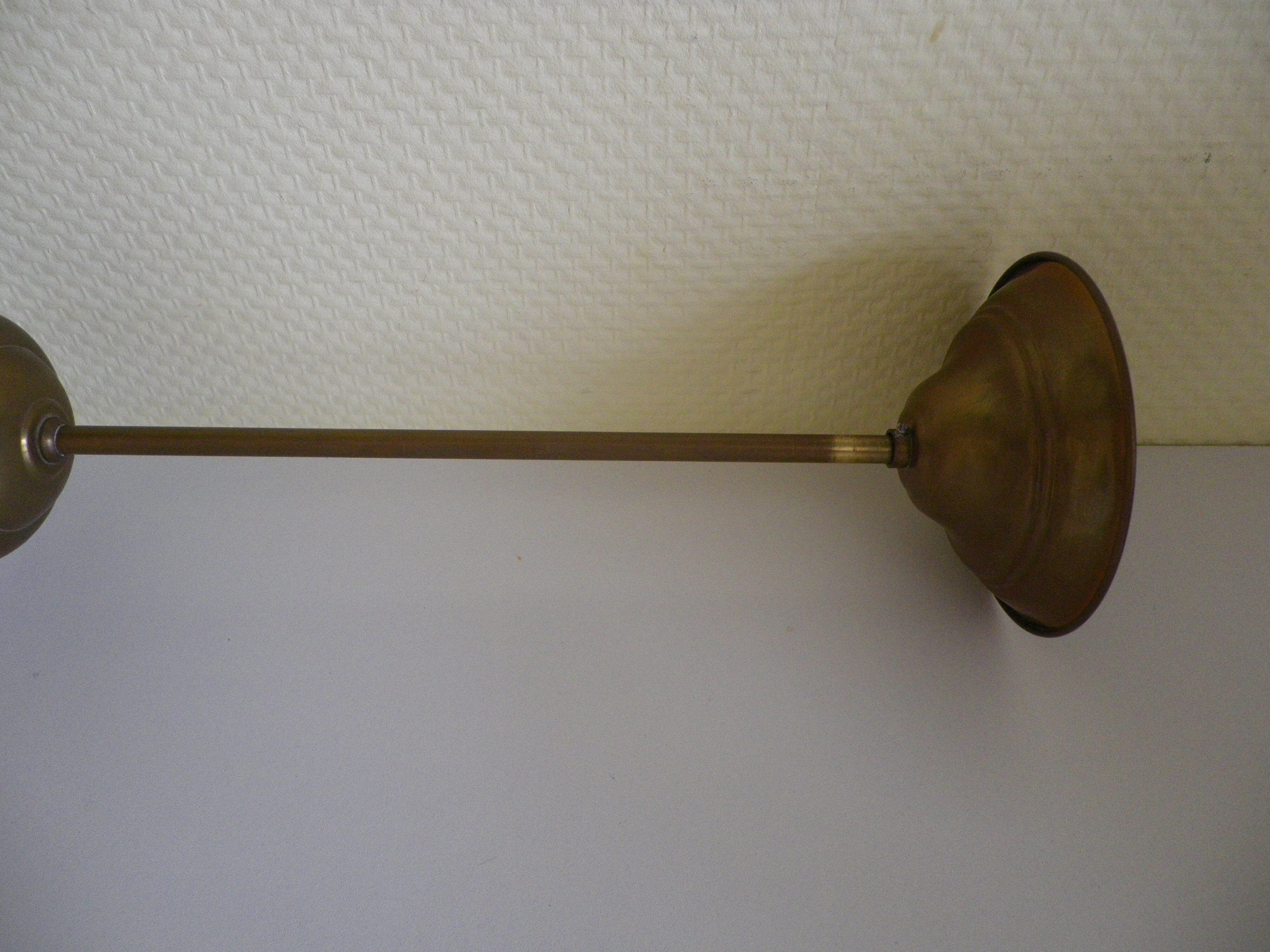 Suspension in brass and opaline country based 1960s/1970s