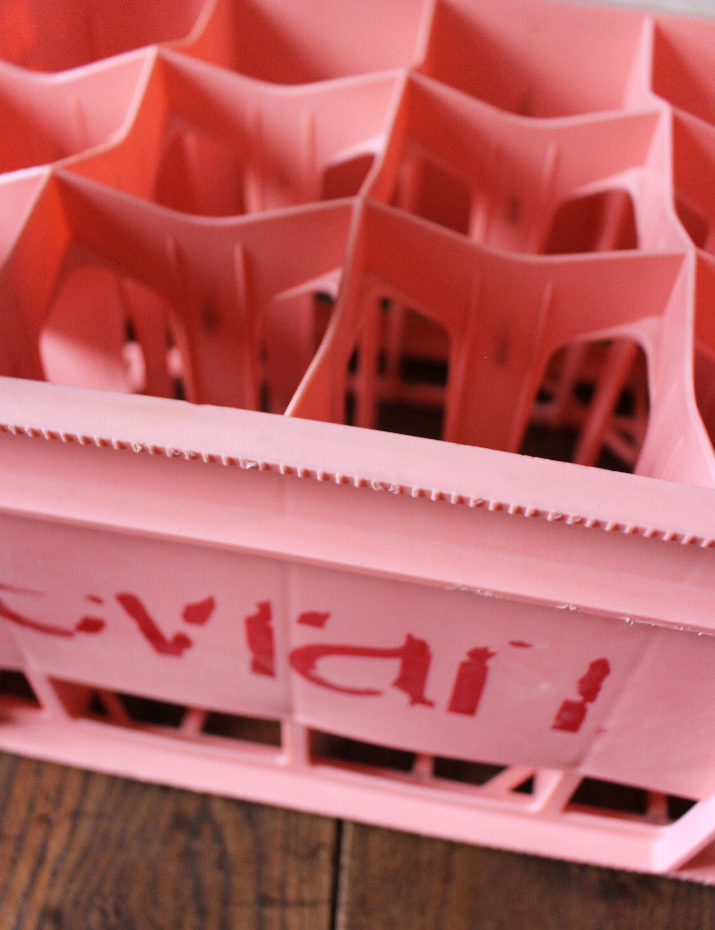 Locker 12 bottles Evian pink plastic