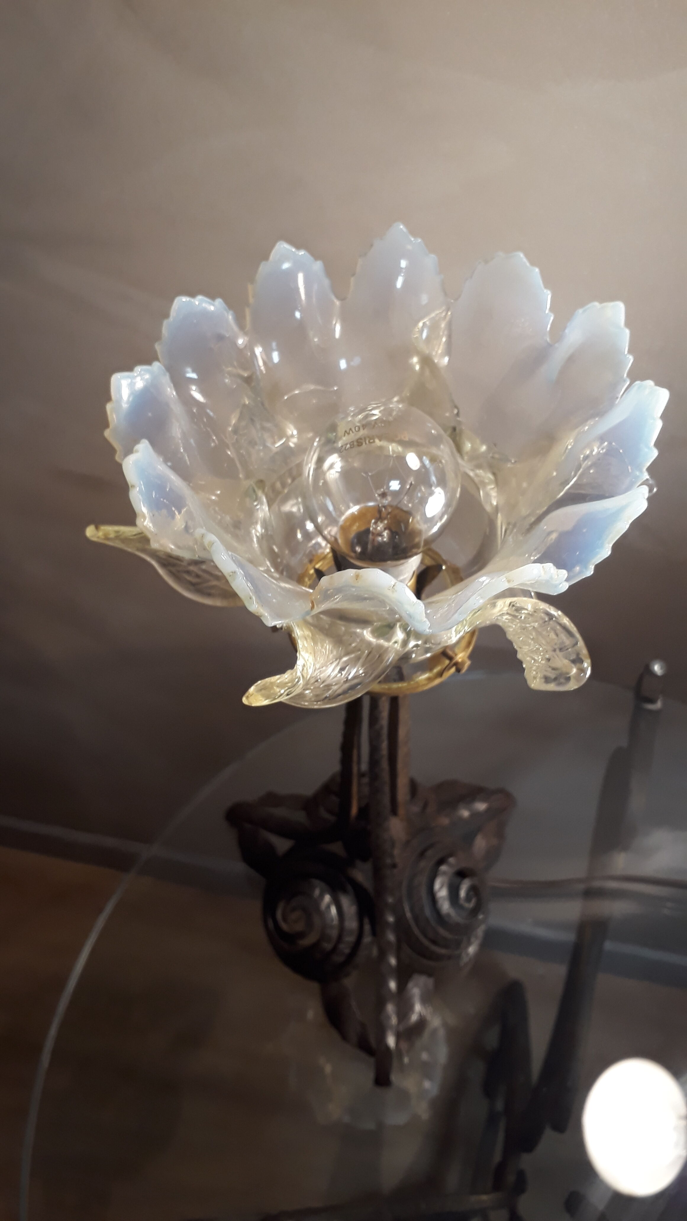 Opalescent tulip lamp 1900