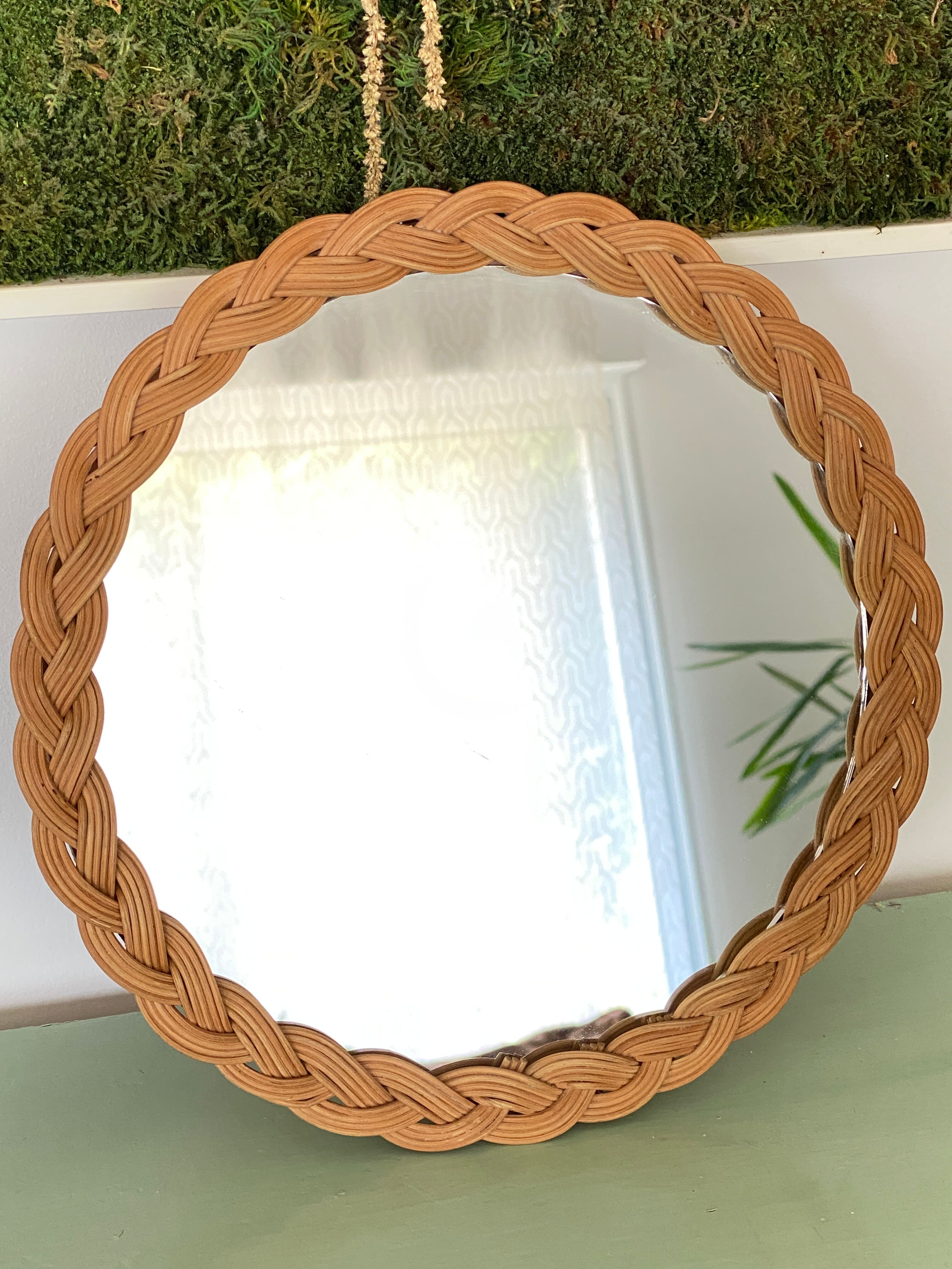Vintage mirror in round rattan