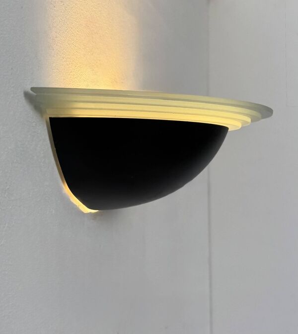 Applique vintage demi-lune, verre sablé et métal laqué noir, France, 1970