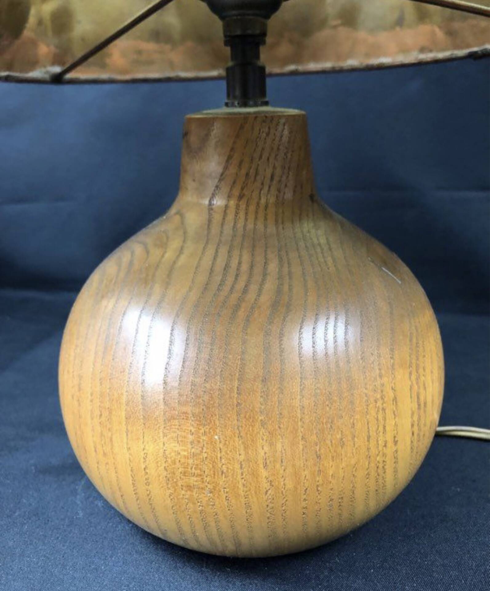 Vintage modernist lamp in wood and hammered copper.