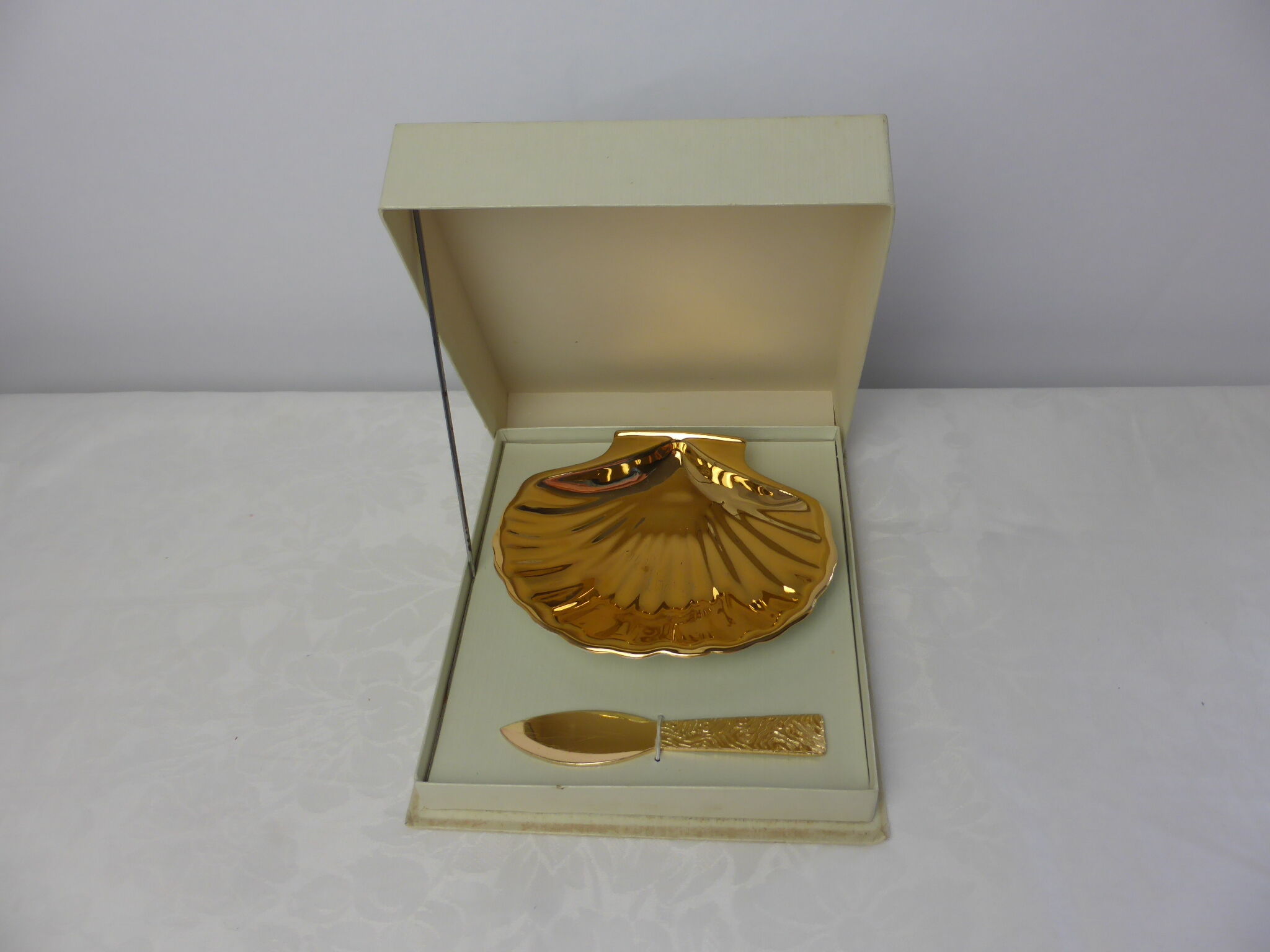 Butter maker forming scallop shell in golden porcelain in Vintage case