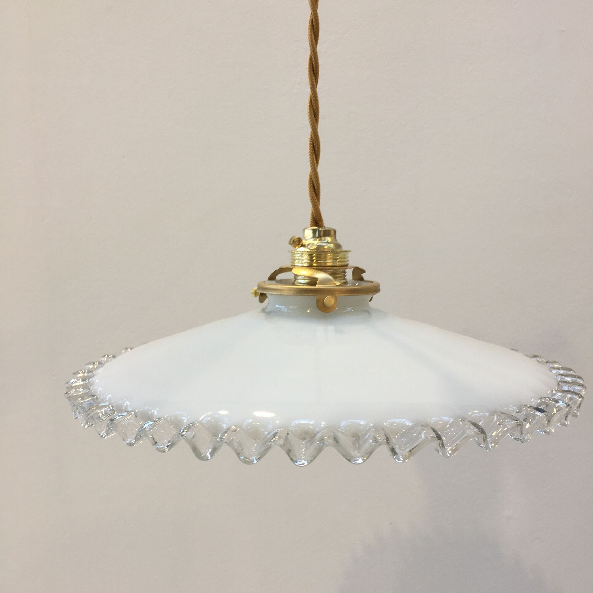 Trio de suspensions en opaline blanche et bords dentelés transparents