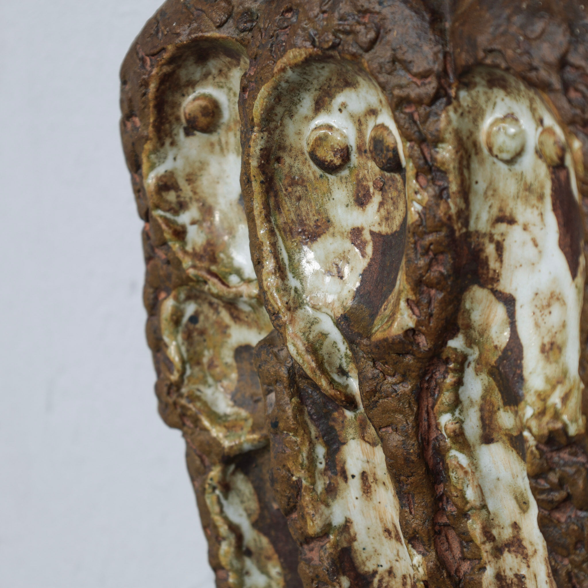 Relief mural en céramique brutaliste avec trois figures, signé AR, années 1970.