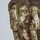 Relief mural en céramique brutaliste avec trois figures, signé AR, années 1970.