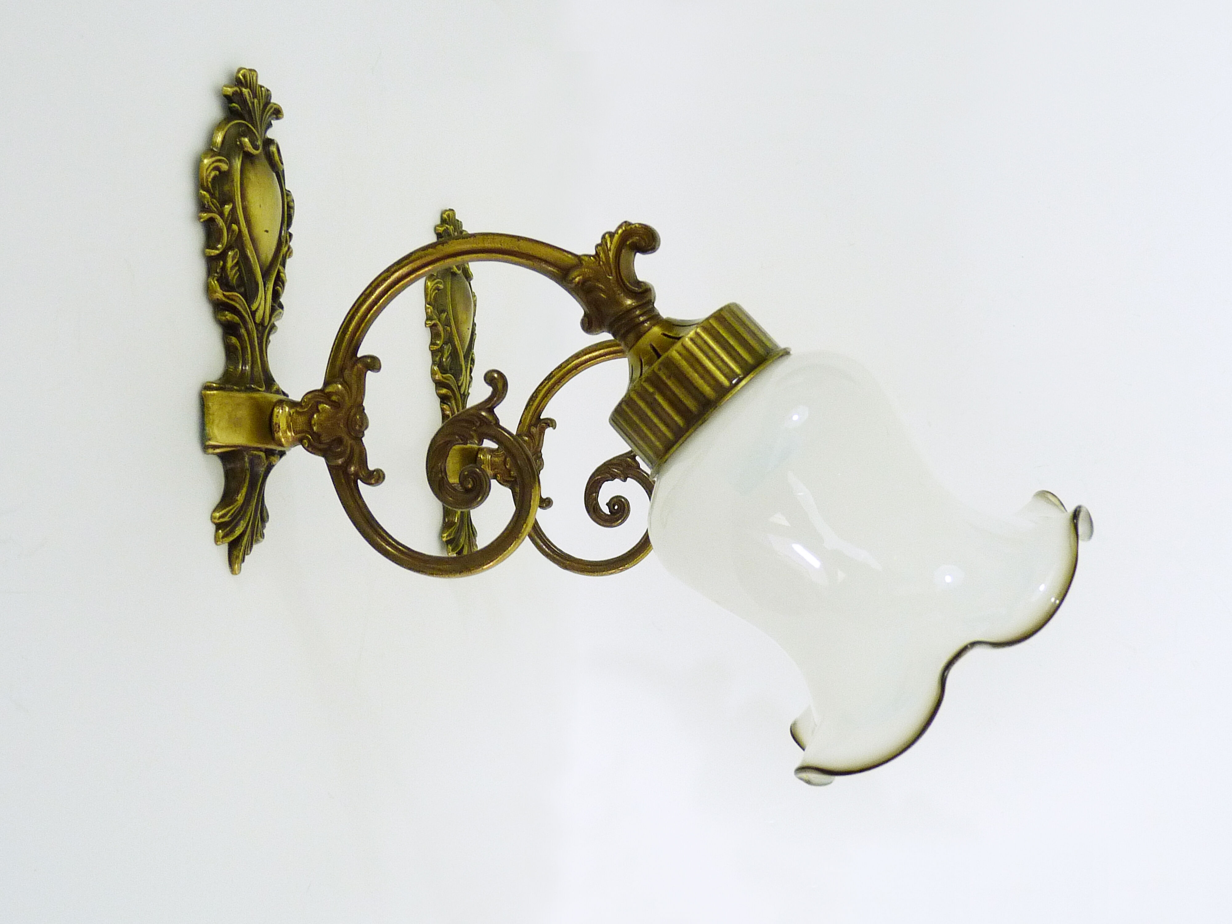 Paire d'appliques murales col de cygne en laiton verre tulipe ancienne blanche, année 60 70