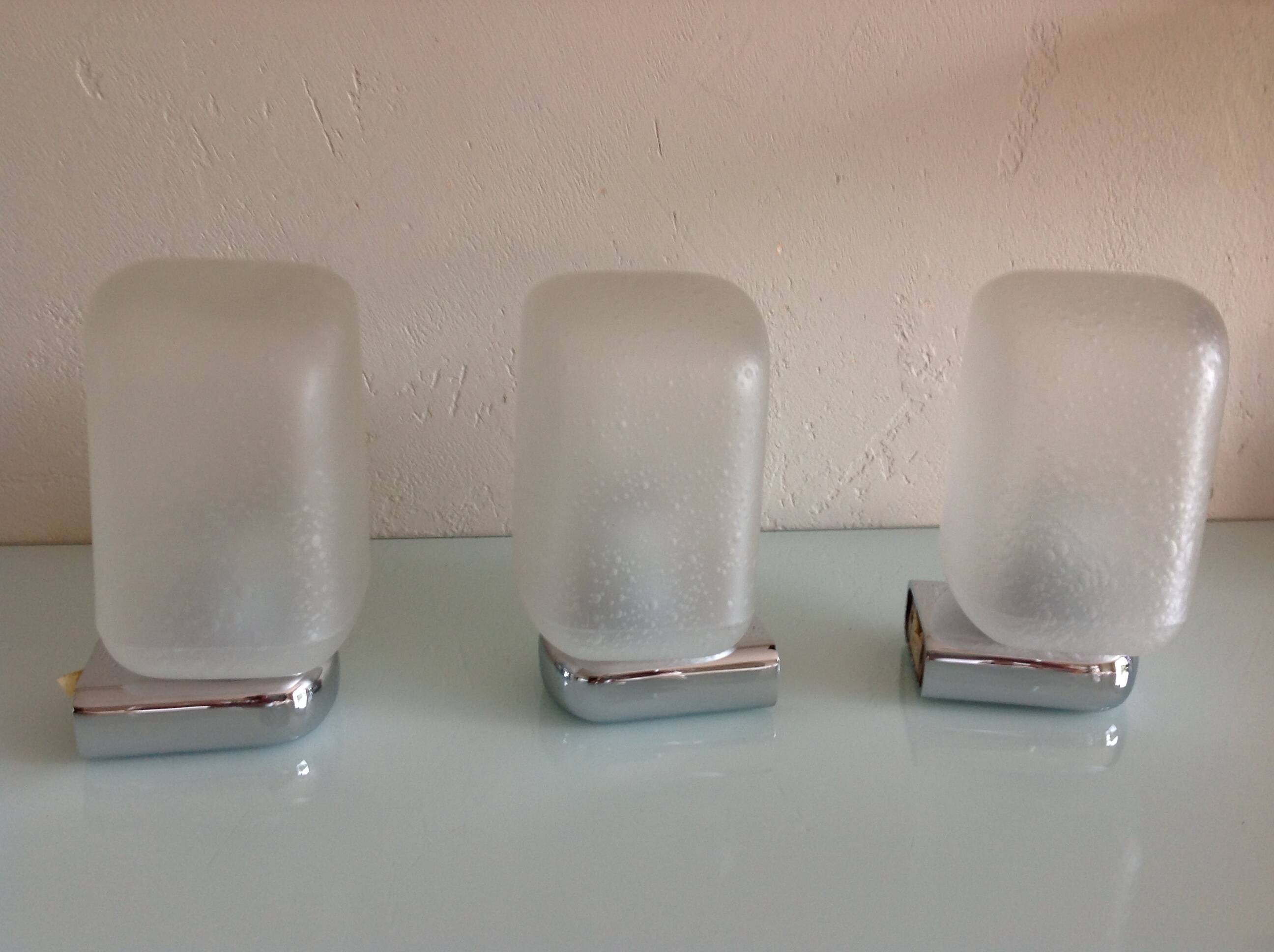 Suite de trois appliques en metal chromé et verre dépoli bullé/ vintage années 70