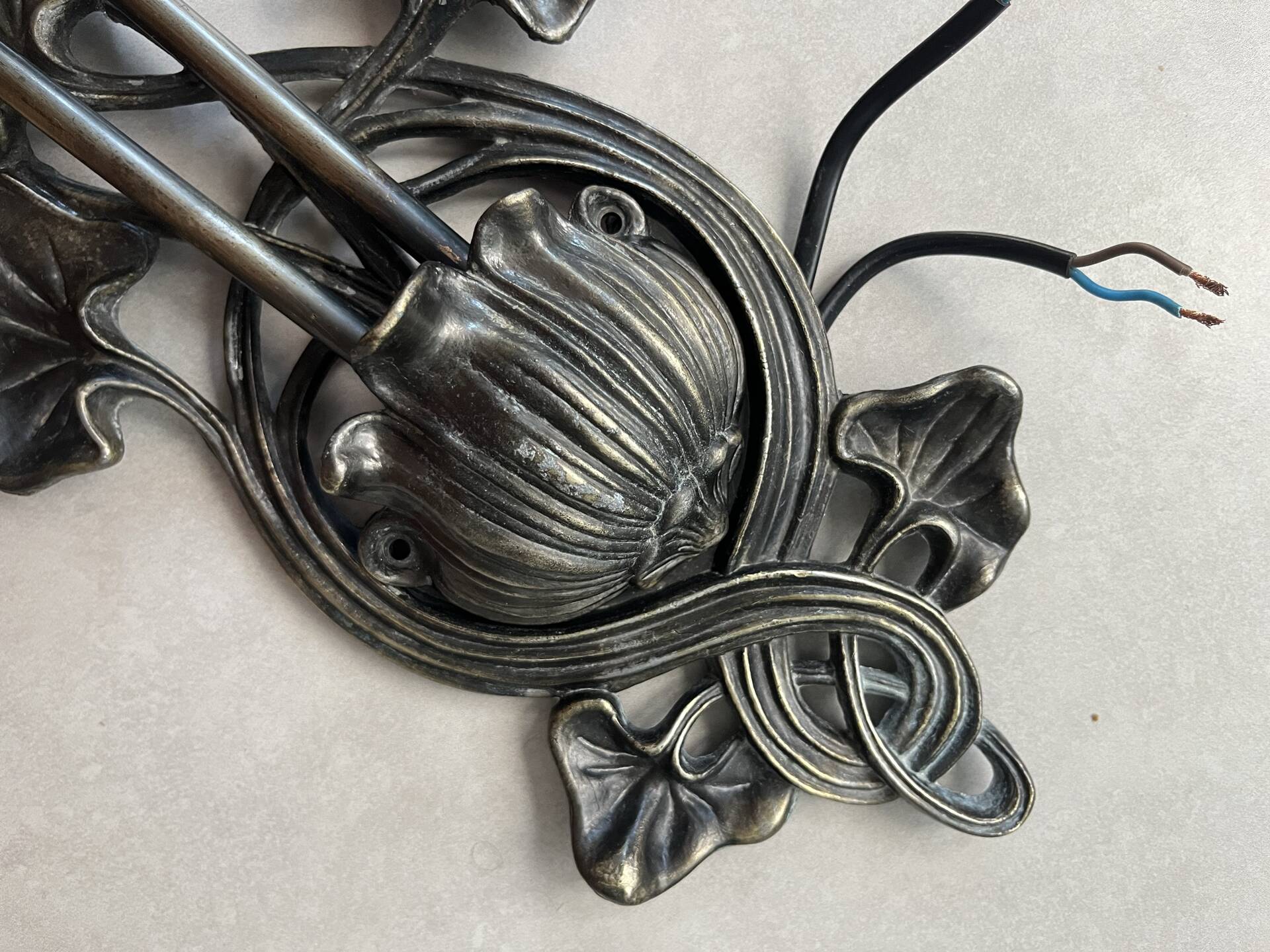 Apply 2 pink tulip Art Nouveau wall lights.