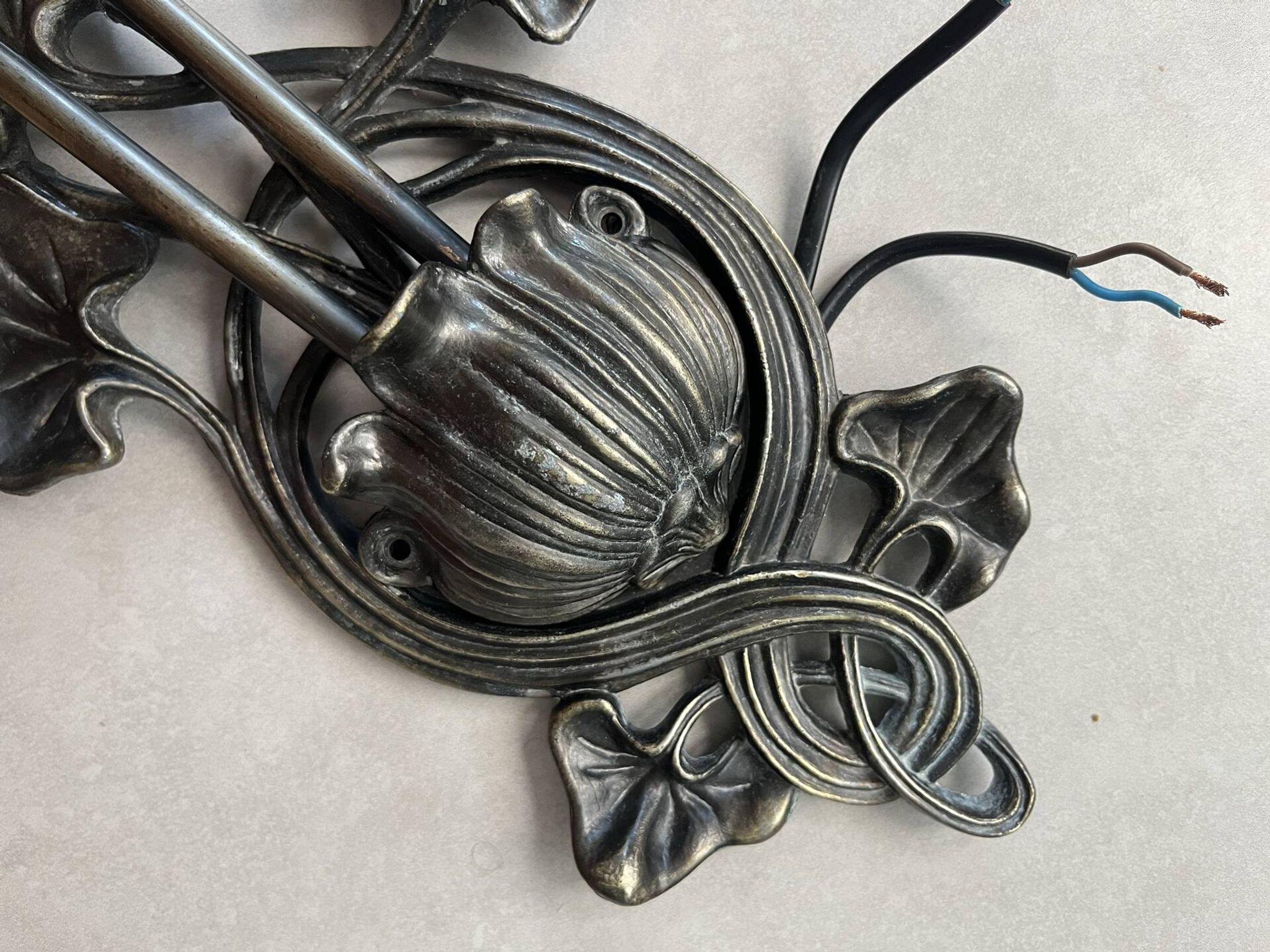 Apply 2 pink tulip Art Nouveau wall lights.